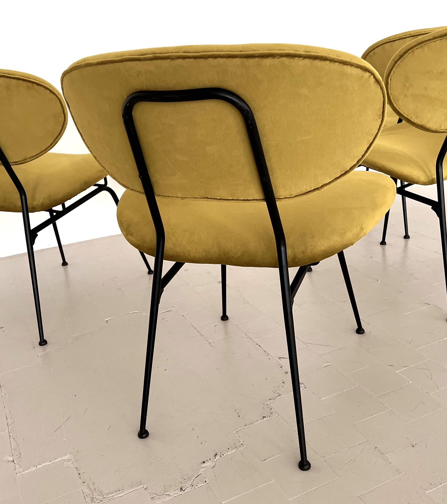 Ensemble de quatre chaises longues italiennes rembourrées du milieu du siècle dernier par Gastone Rinaldi en vente 4