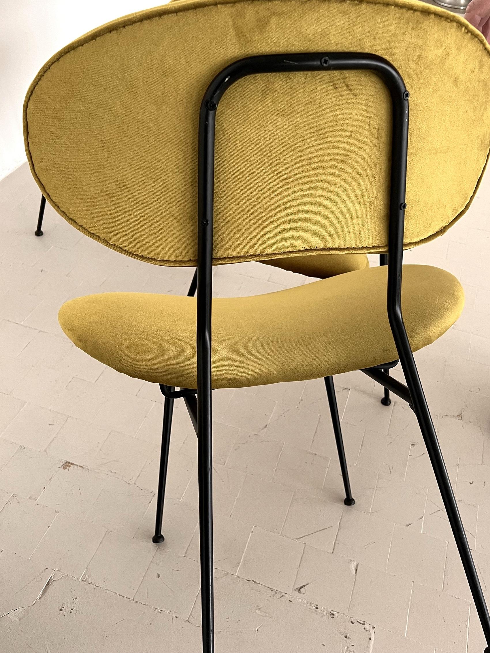 Ensemble de quatre chaises longues italiennes rembourrées du milieu du siècle dernier par Gastone Rinaldi en vente 5