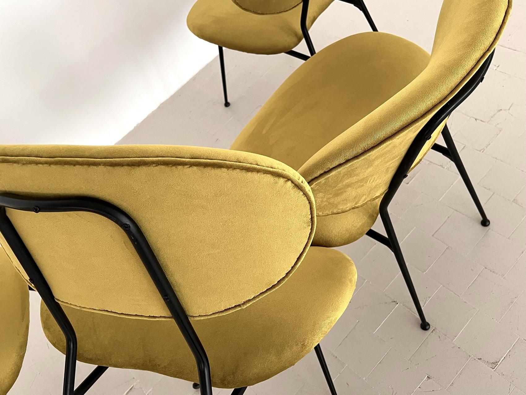 Ensemble de quatre chaises longues italiennes rembourrées du milieu du siècle dernier par Gastone Rinaldi en vente 7