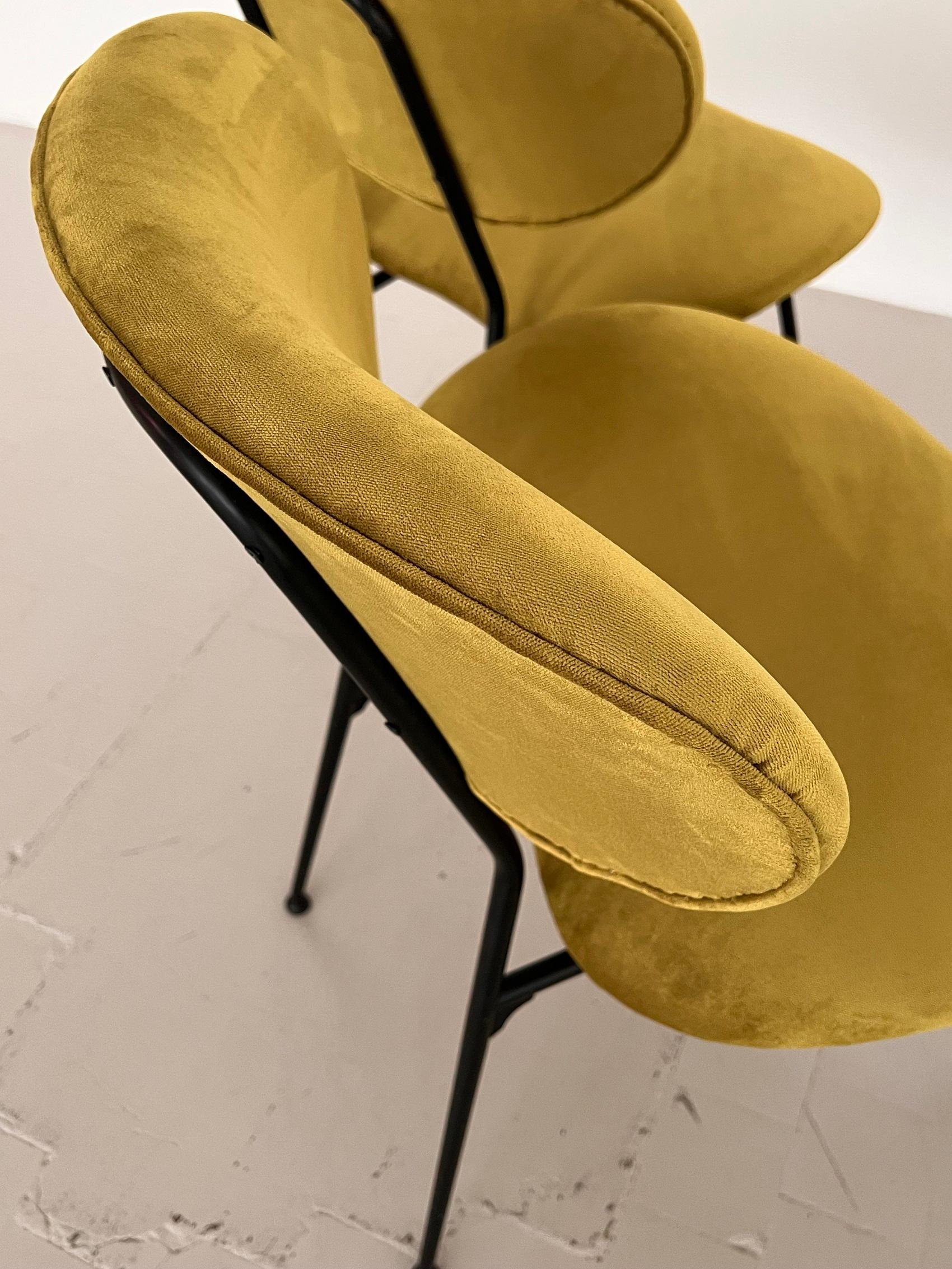 Ensemble de quatre chaises longues italiennes rembourrées du milieu du siècle dernier par Gastone Rinaldi en vente 8