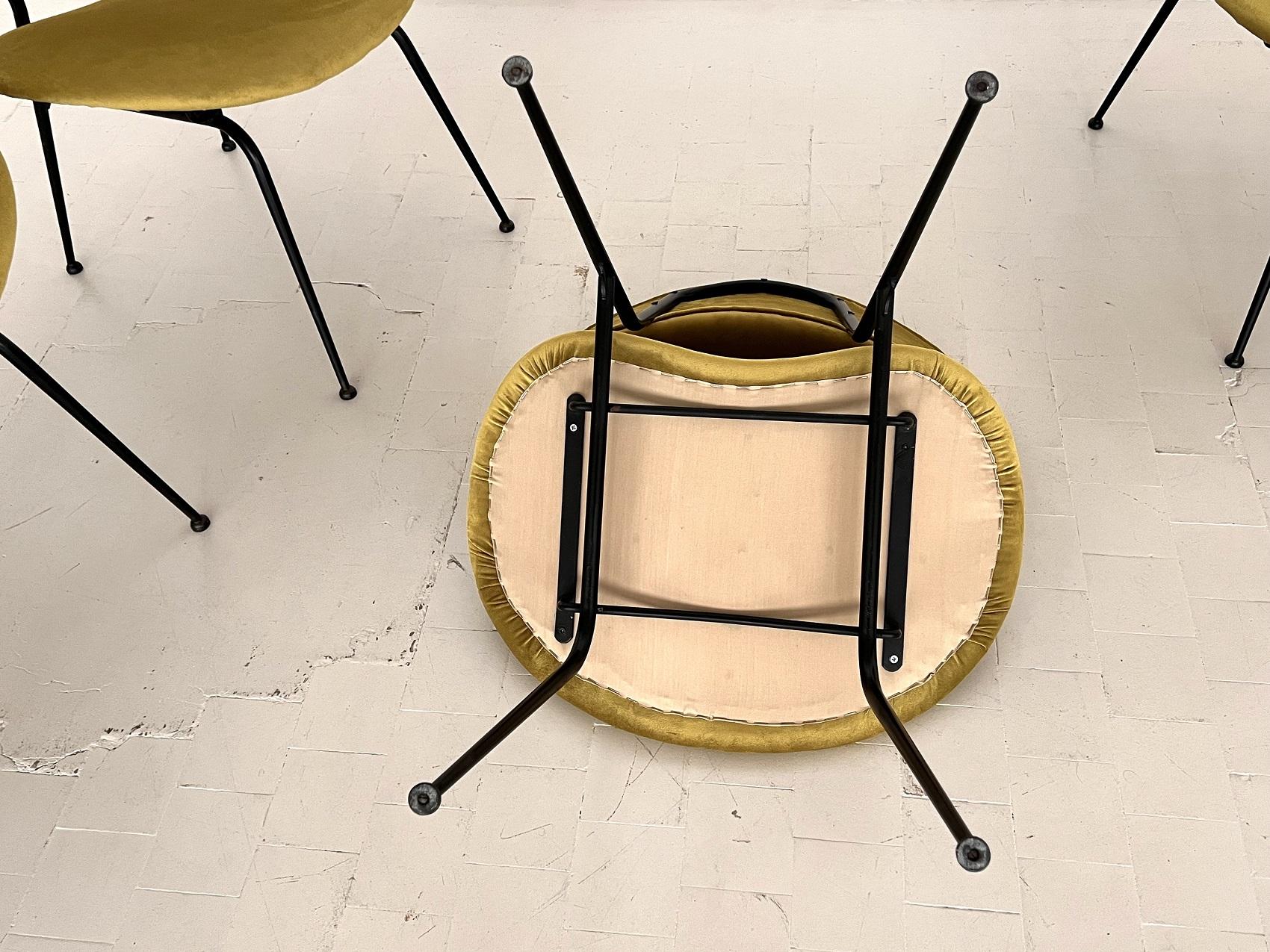 Ensemble de quatre chaises longues italiennes rembourrées du milieu du siècle dernier par Gastone Rinaldi en vente 9