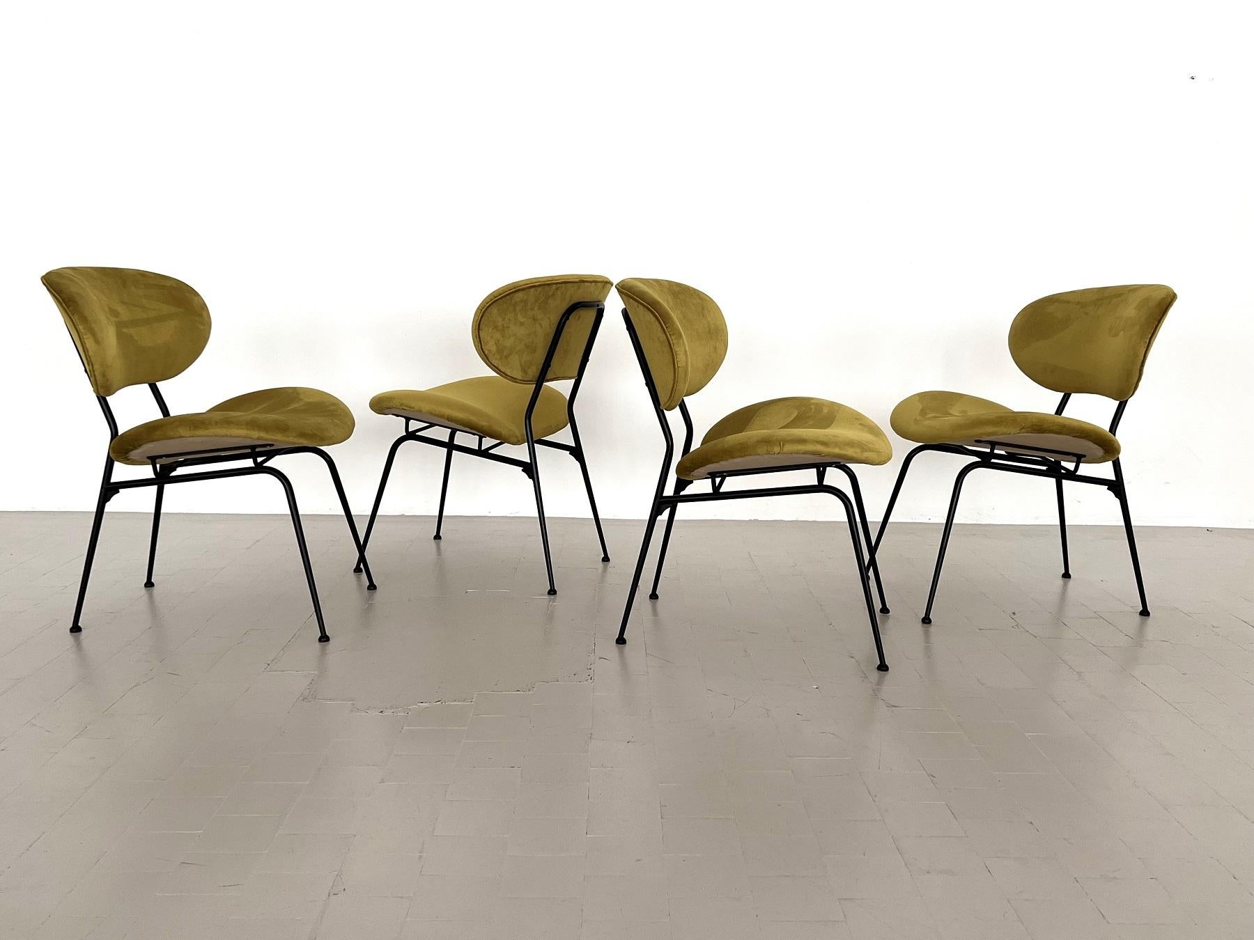 Bel ensemble de 4 chaises de salon ou chaises basses, conçu par Gastone Rinaldi dans les années 50-60. 
Fabriqué dans les années 70, en Italie.
Toutes les chaises ont été entièrement remises à neuf et sont nouvellement recouvertes (à l'intérieur et