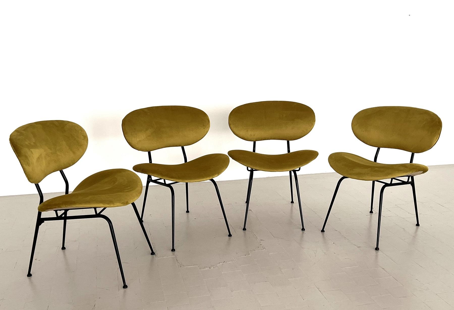 Mid-Century Modern Ensemble de quatre chaises longues italiennes rembourrées du milieu du siècle dernier par Gastone Rinaldi en vente
