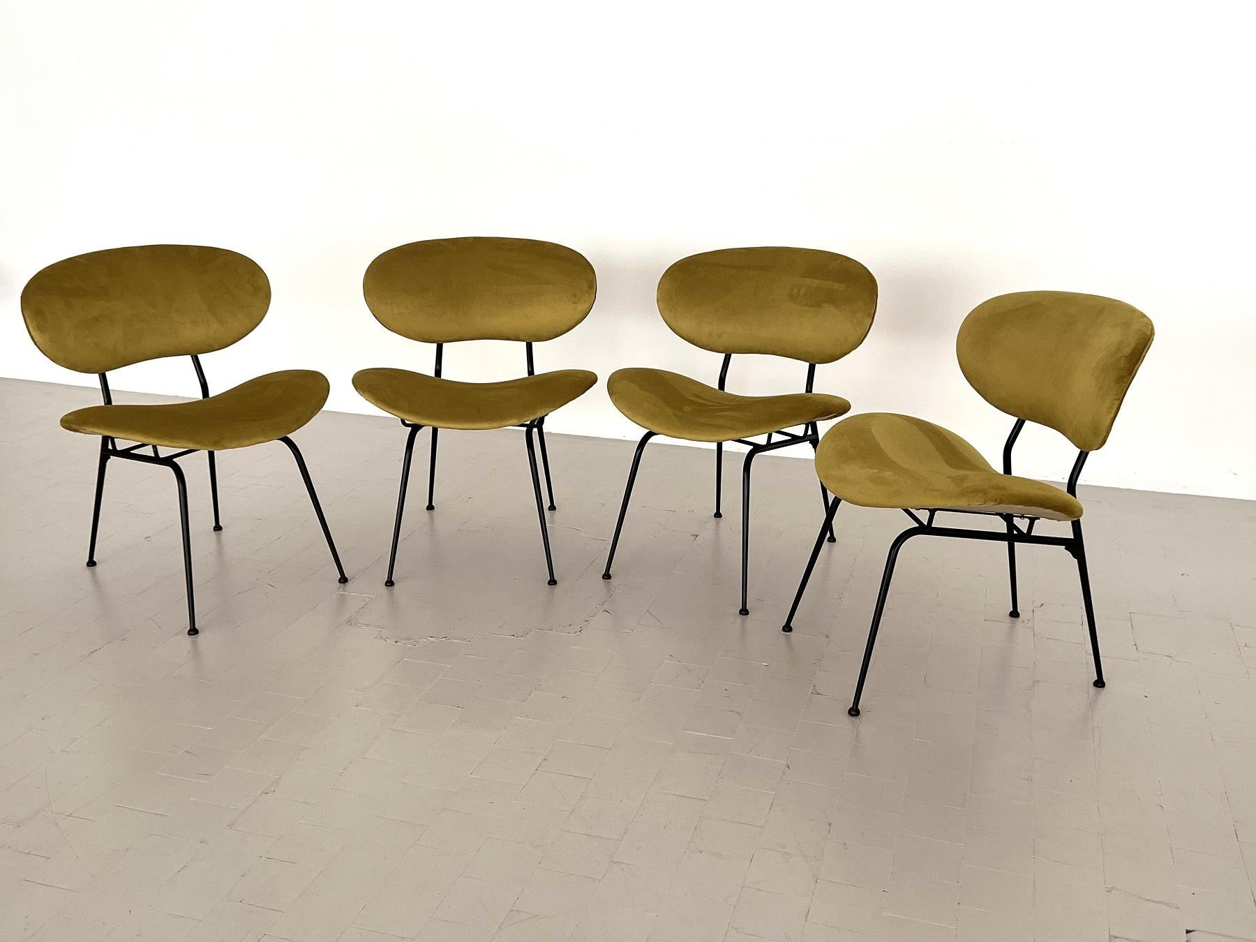 Ensemble de quatre chaises longues italiennes rembourrées du milieu du siècle dernier par Gastone Rinaldi Bon état - En vente à Morazzone, Varese
