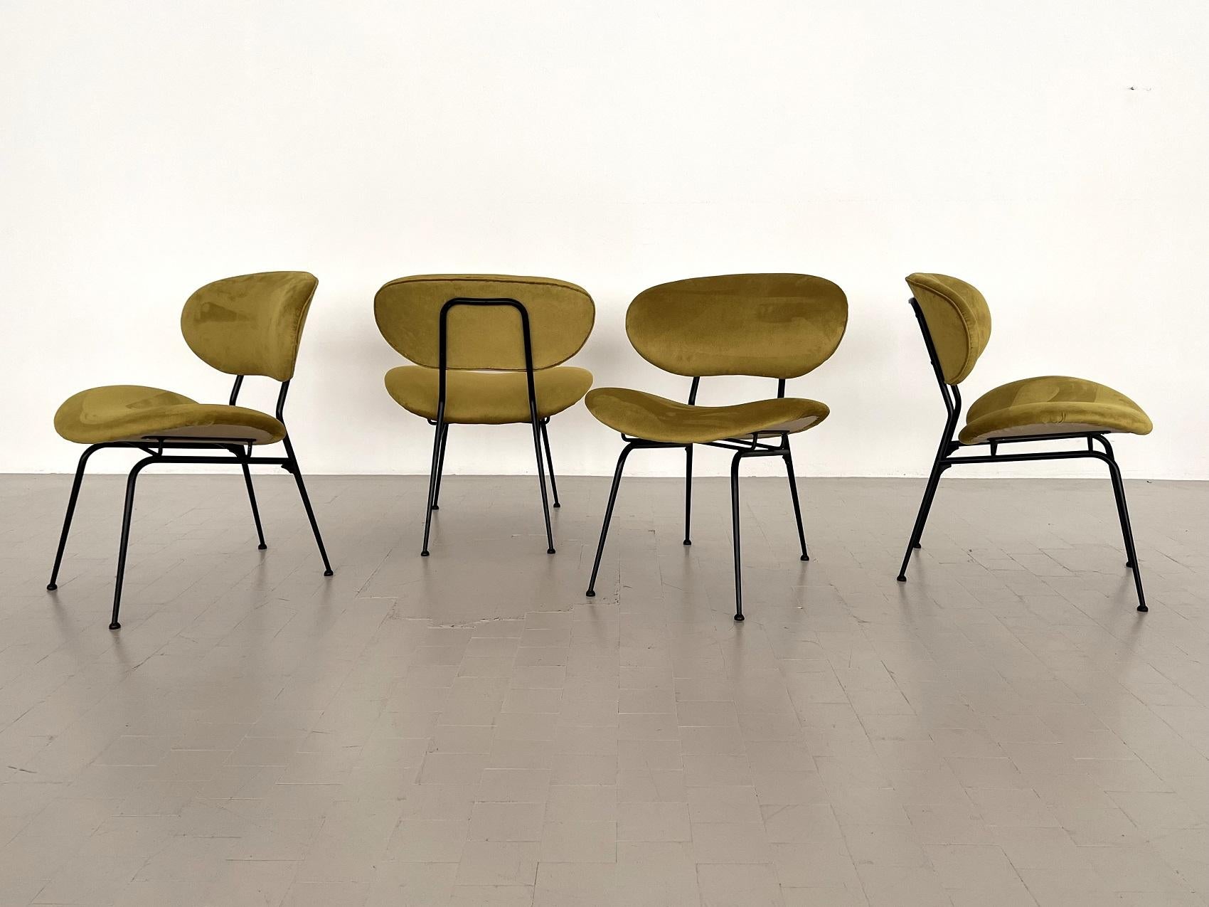 Métal Ensemble de quatre chaises longues italiennes rembourrées du milieu du siècle dernier par Gastone Rinaldi en vente