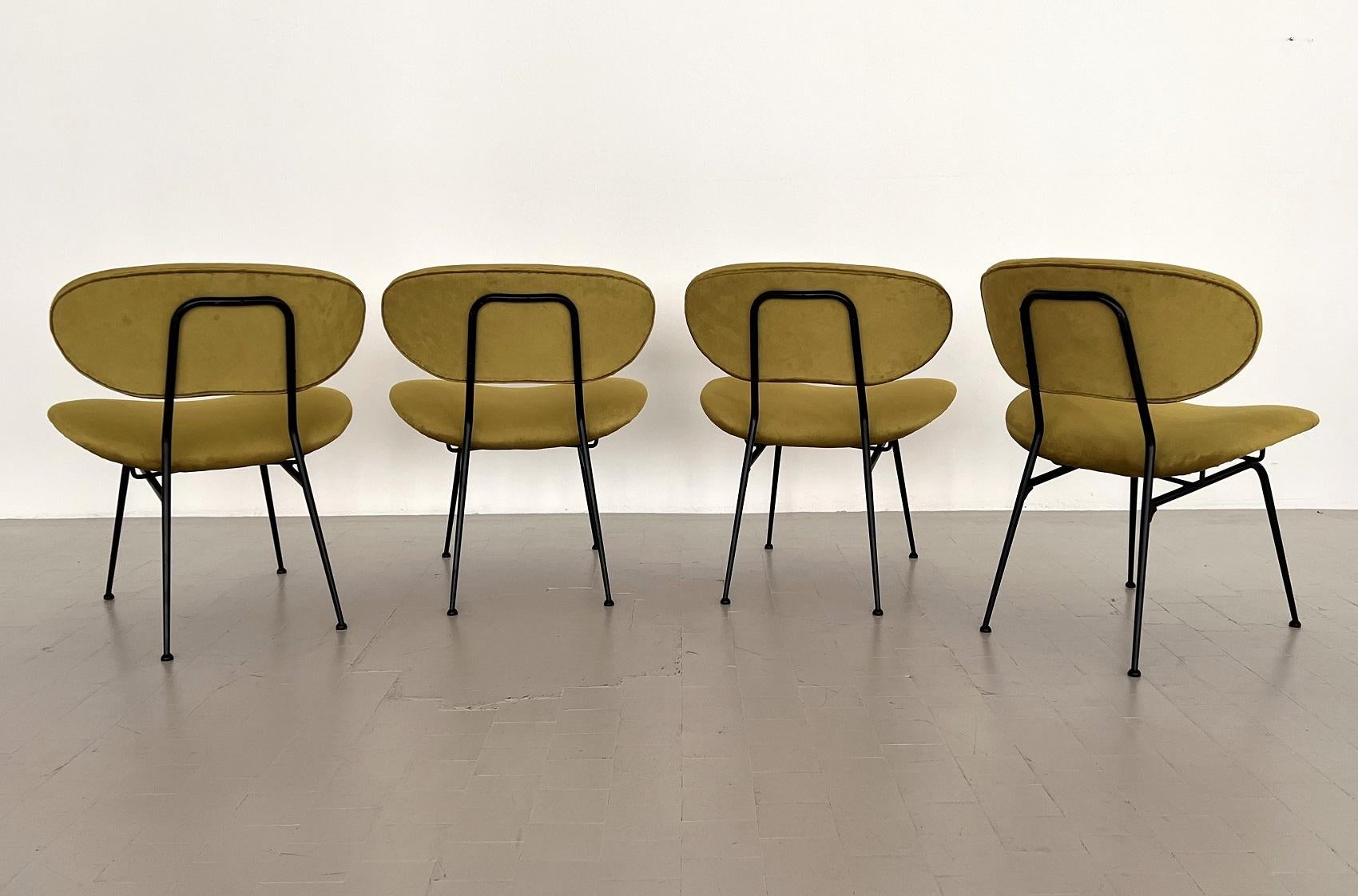Ensemble de quatre chaises longues italiennes rembourrées du milieu du siècle dernier par Gastone Rinaldi en vente 1
