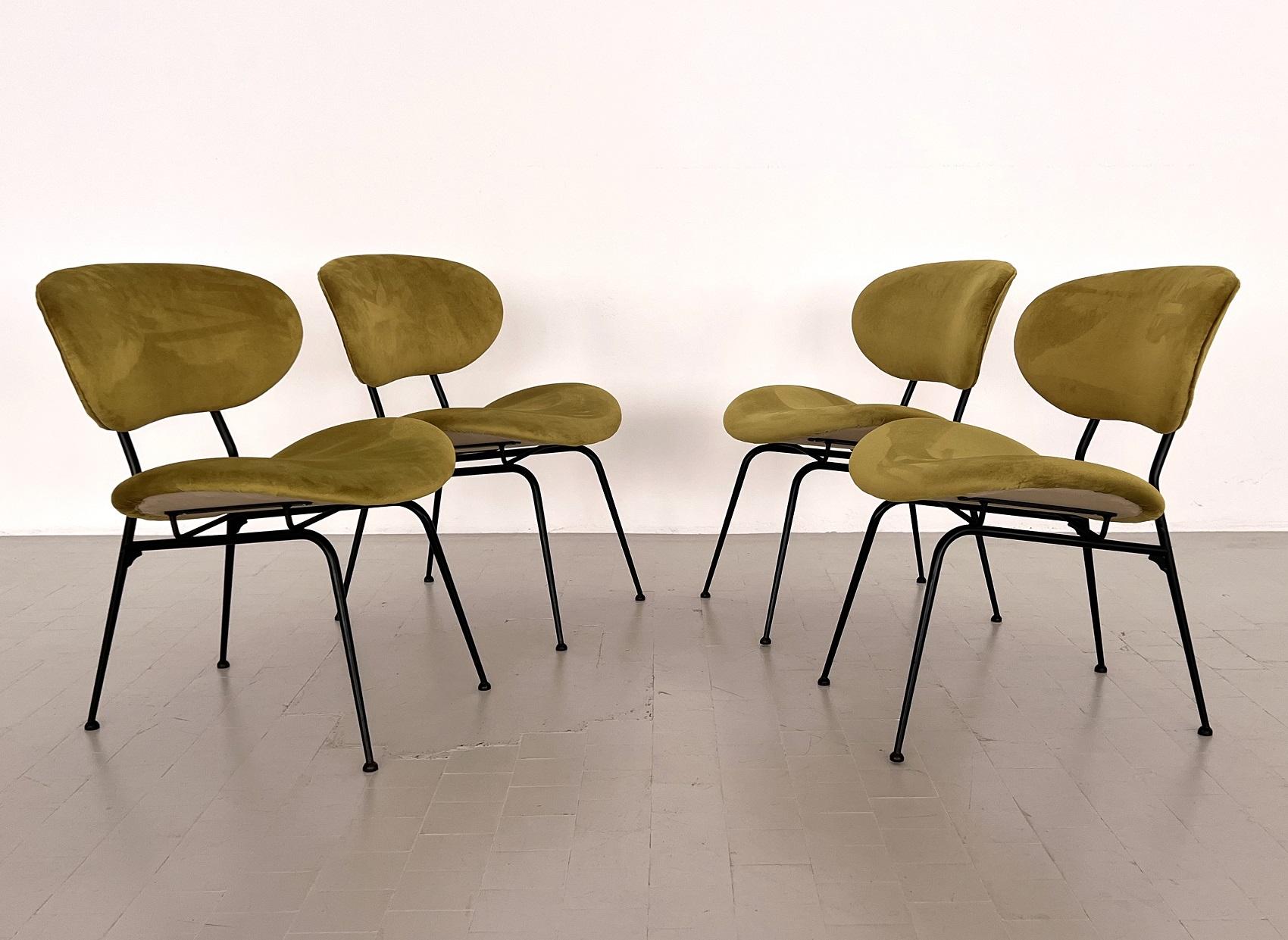 Ensemble de quatre chaises longues italiennes rembourrées du milieu du siècle dernier par Gastone Rinaldi en vente 2
