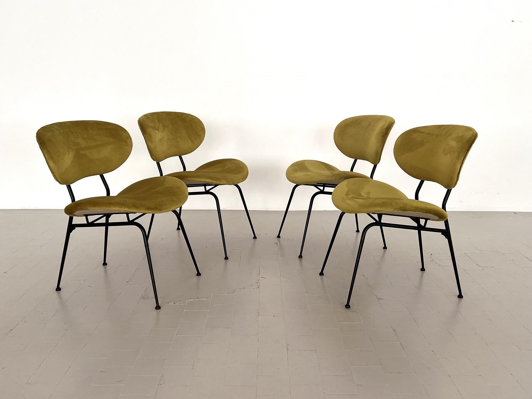 Ensemble de quatre chaises longues italiennes rembourrées du milieu du siècle dernier par Gastone Rinaldi en vente 3