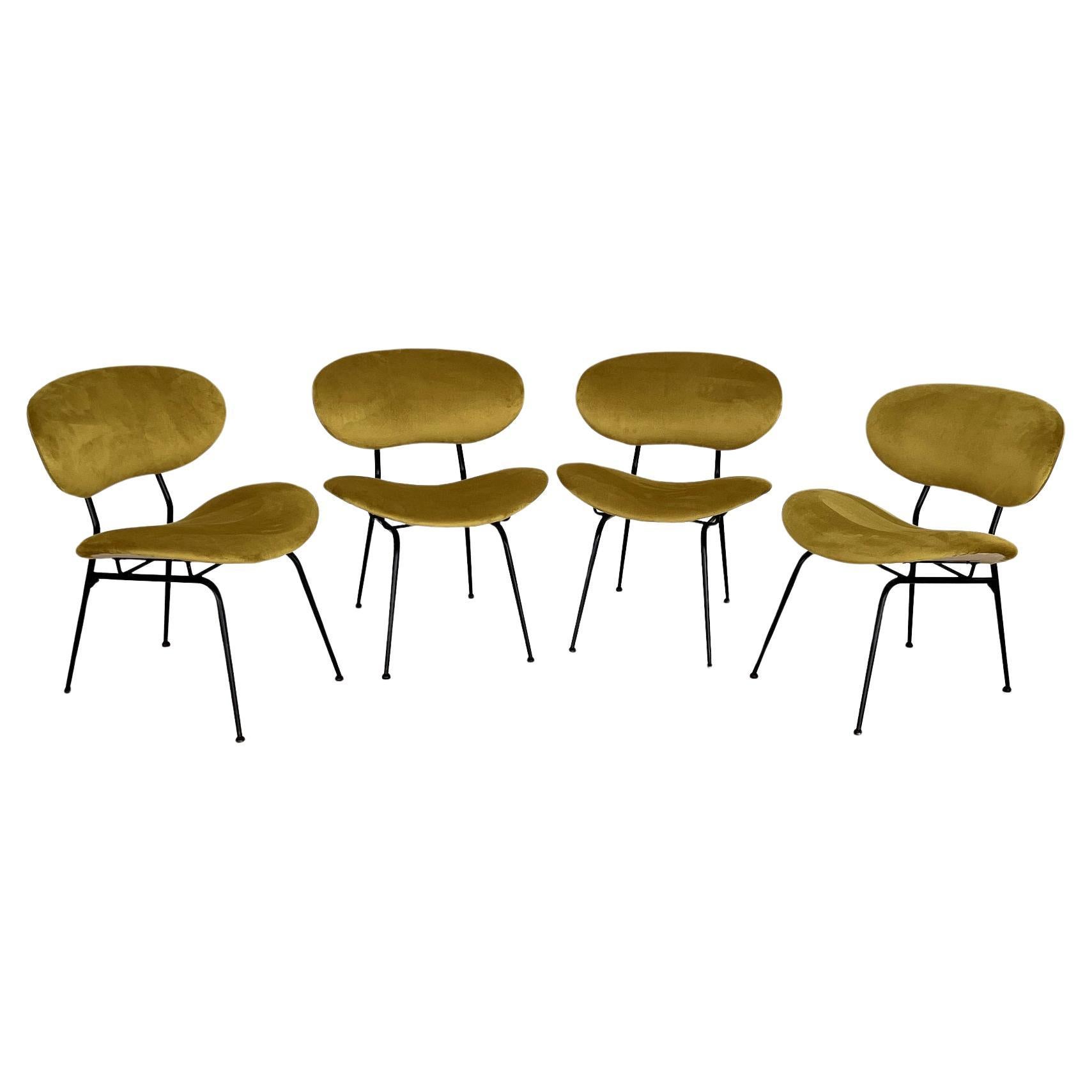 Ensemble de quatre chaises longues italiennes rembourrées du milieu du siècle dernier par Gastone Rinaldi