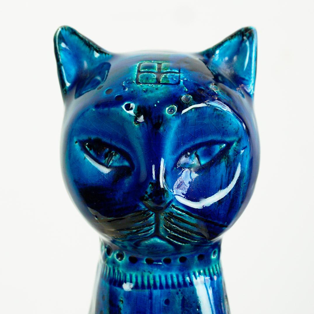 Encantadora escultura icónica y Enorme gato de cerámica moderna italiana de la serie Rimini Azul diseñada por Aldo Londi para Bitossi Italia. 
El artista ceramista italiano Aldo Londi, de Montelupo, se convirtió en director artístico de Bitossi a