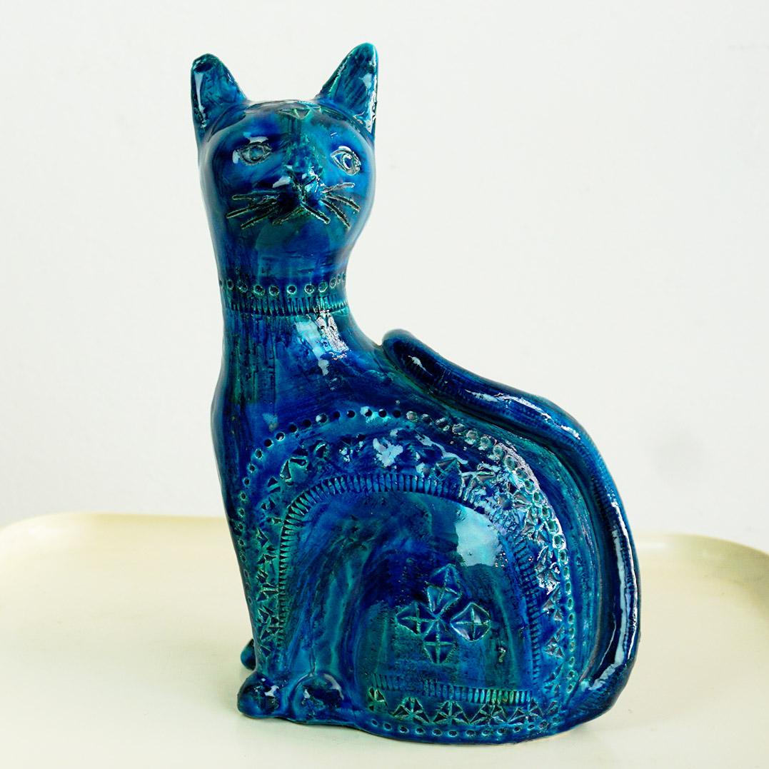 Encantadora escultura icónica y Enorme gato de cerámica moderna italiana de la serie Rimini Azul diseñada por Aldo Londi para Bitossi Italia. 
El artista ceramista italiano Aldo Londi, de Montelupo, se convirtió en director artístico de Bitossi a