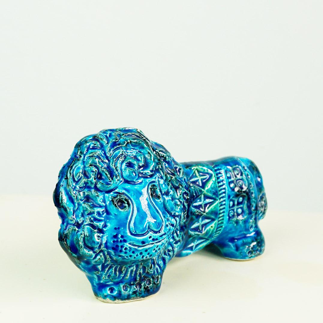Cette charmante sculpture iconique de lion en céramique de la série Rimini Blue a été conçue par Aldo Londi pour Bitossi Italie dans les années 1960.
L'artiste céramiste italien Aldo Londi, originaire de Montelupo, est devenu directeur artistique de