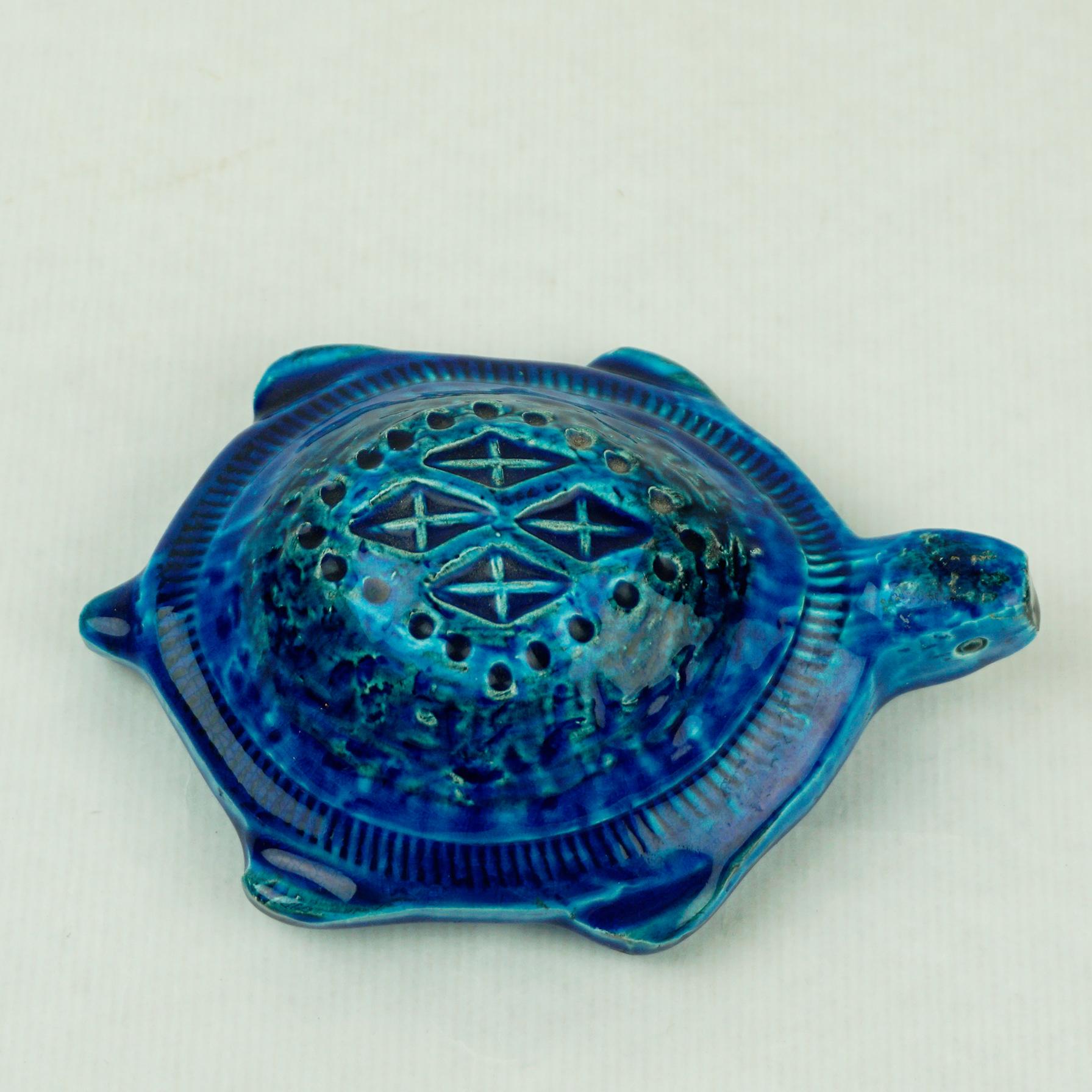 Charming iconic Italian modern ceramic turtle from the Rimini Blue series designed by Aldo Londi for Bitossi Italy.
The Italian Ceramic Artist Aldo Londi from Montelupo became Art Director of Bitossi in the early 1950s and created his famous Rimini