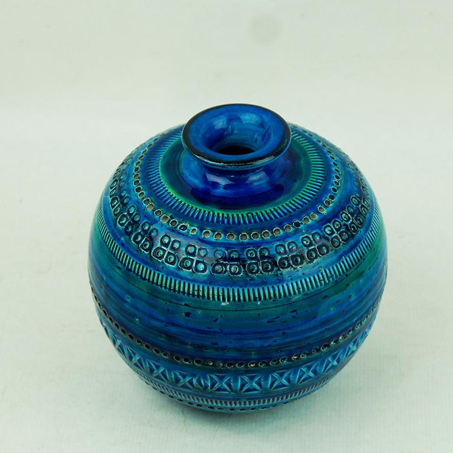 Amazing midcentury blue glazed terracotta ceramic vase. Cet article fantastique a été conçu par Aldo Londi Sardartis Castelsardo, en Italie, à la fin des années 1950 ou au début des années 1960.
Cette pièce magnifique a été fabriquée à la main en