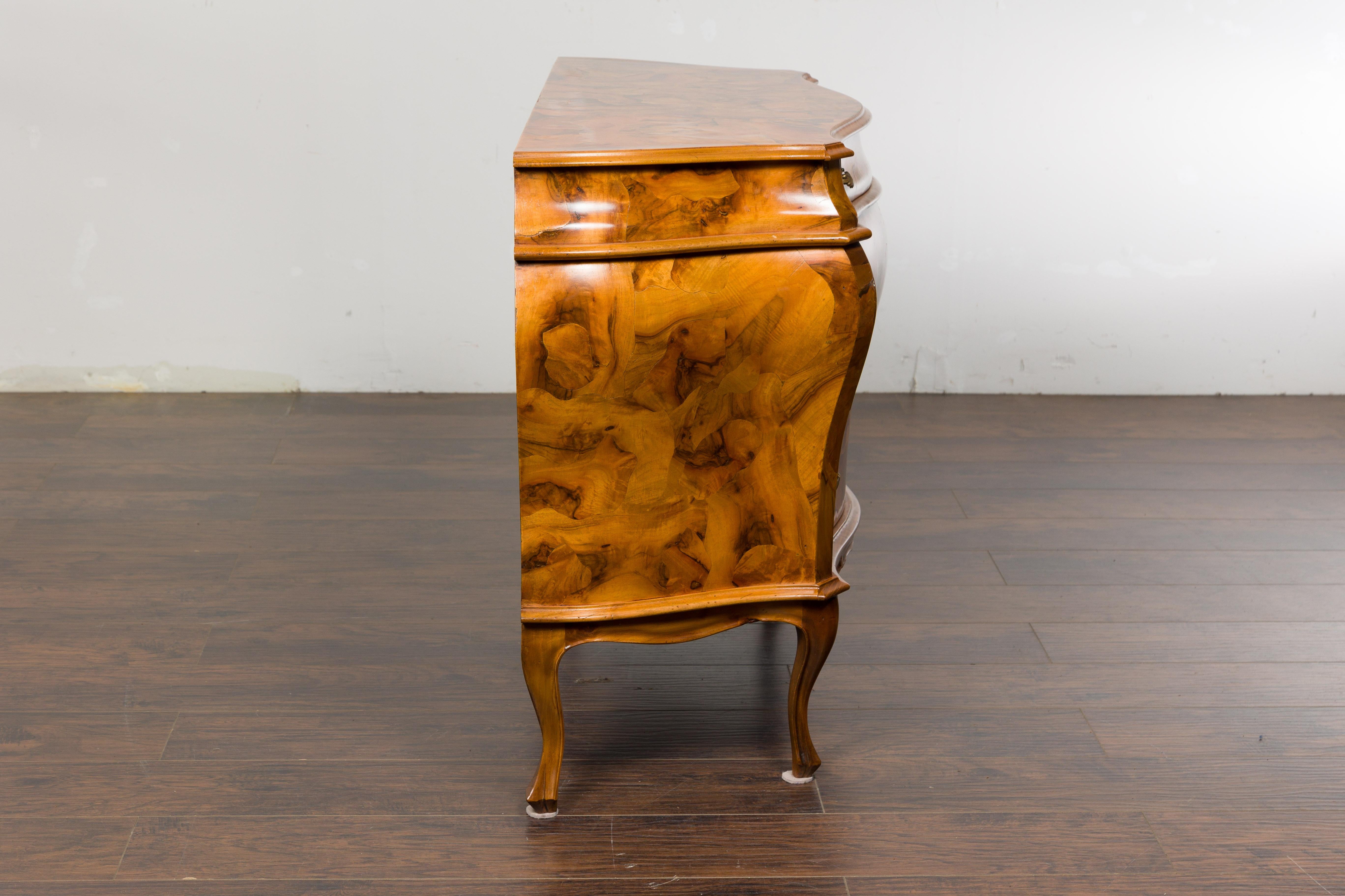 Italian Midcentury Rococo Style Bombé Chest with Three Drawers and Cabriole Legs For Sale 9