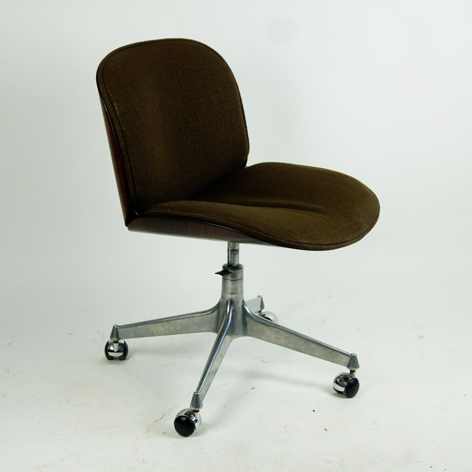 Iconic Italian 1950s swiveling office chair on wheels from the Terni Series designed by Ico Parisi for MIM, 1959.
It features a four star cast aluminum base, rosewood veneer and its original brown fabric upholstery in very nice condition. MIM Roma