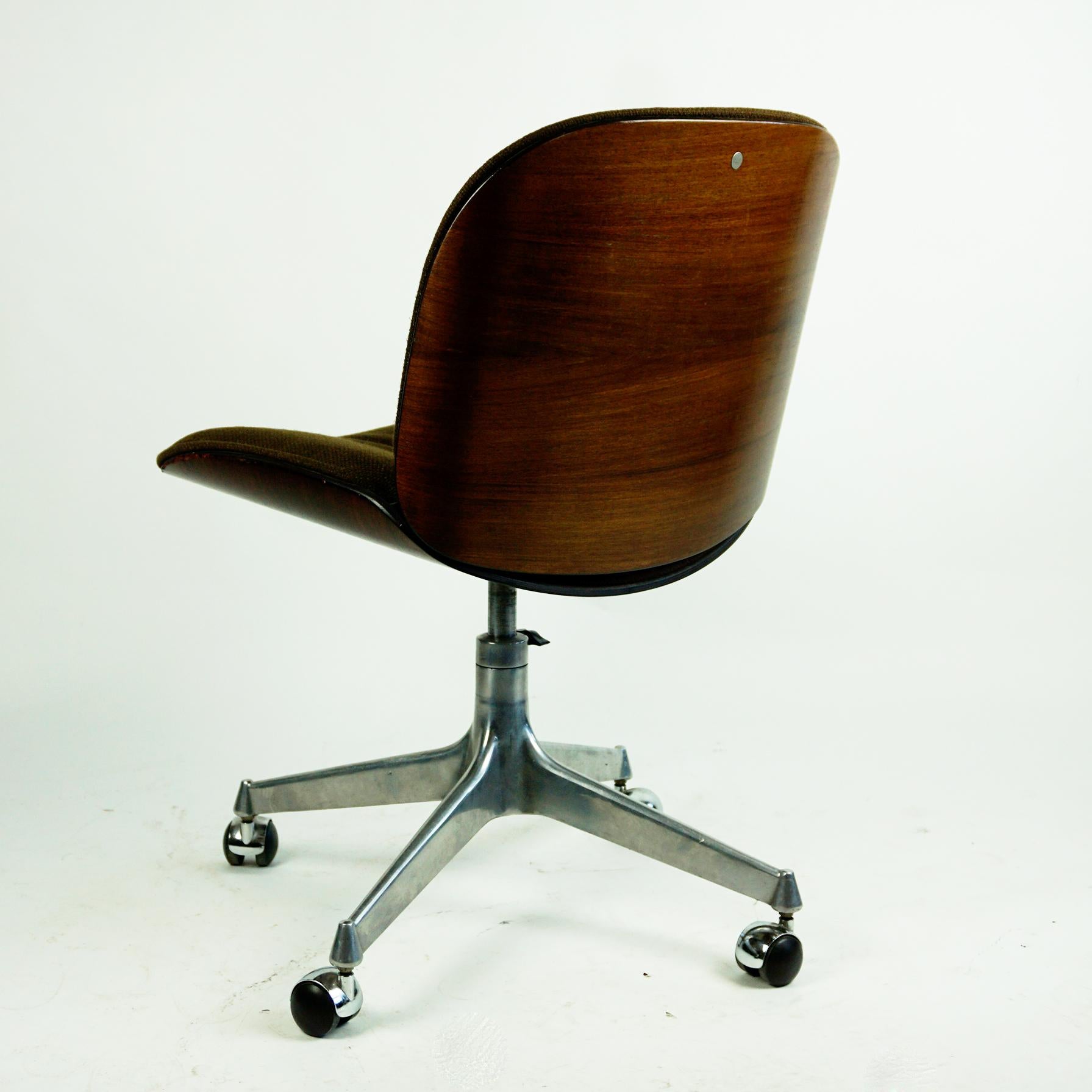 brown office chair