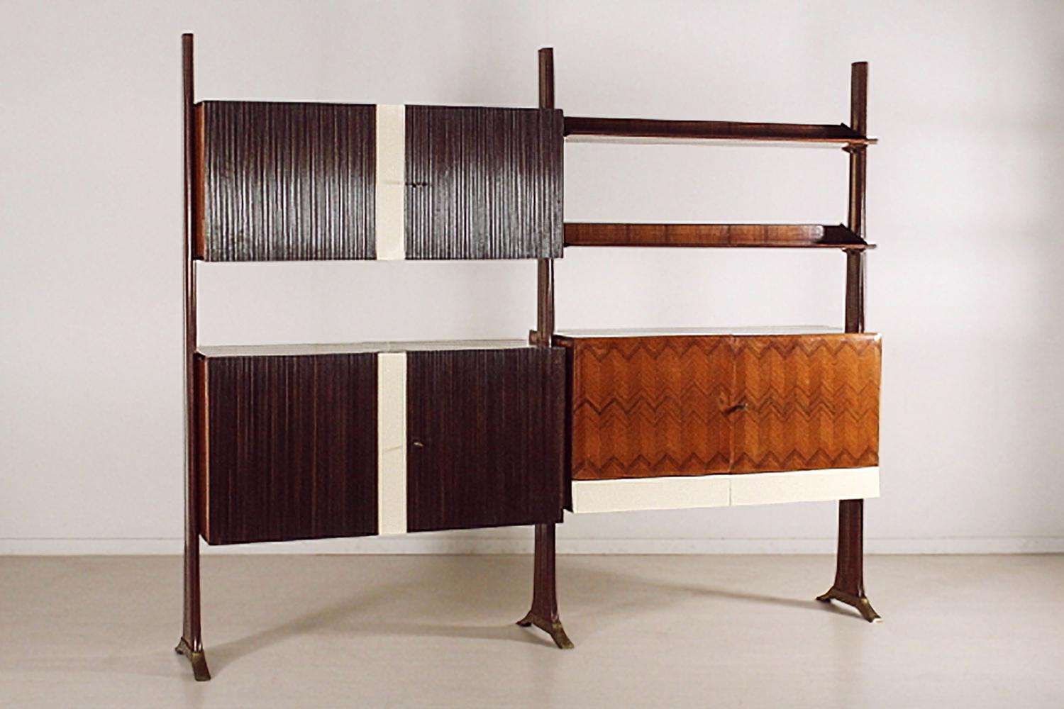 Stunning Italian wall unit and/or bookcase of the 1950s, designed in the manner of Paolo Buffa.
Its structure is self-standing, made of mahogany, with two cabinets finished with vertical details processed as ‘grissinati’, superb when viewed in