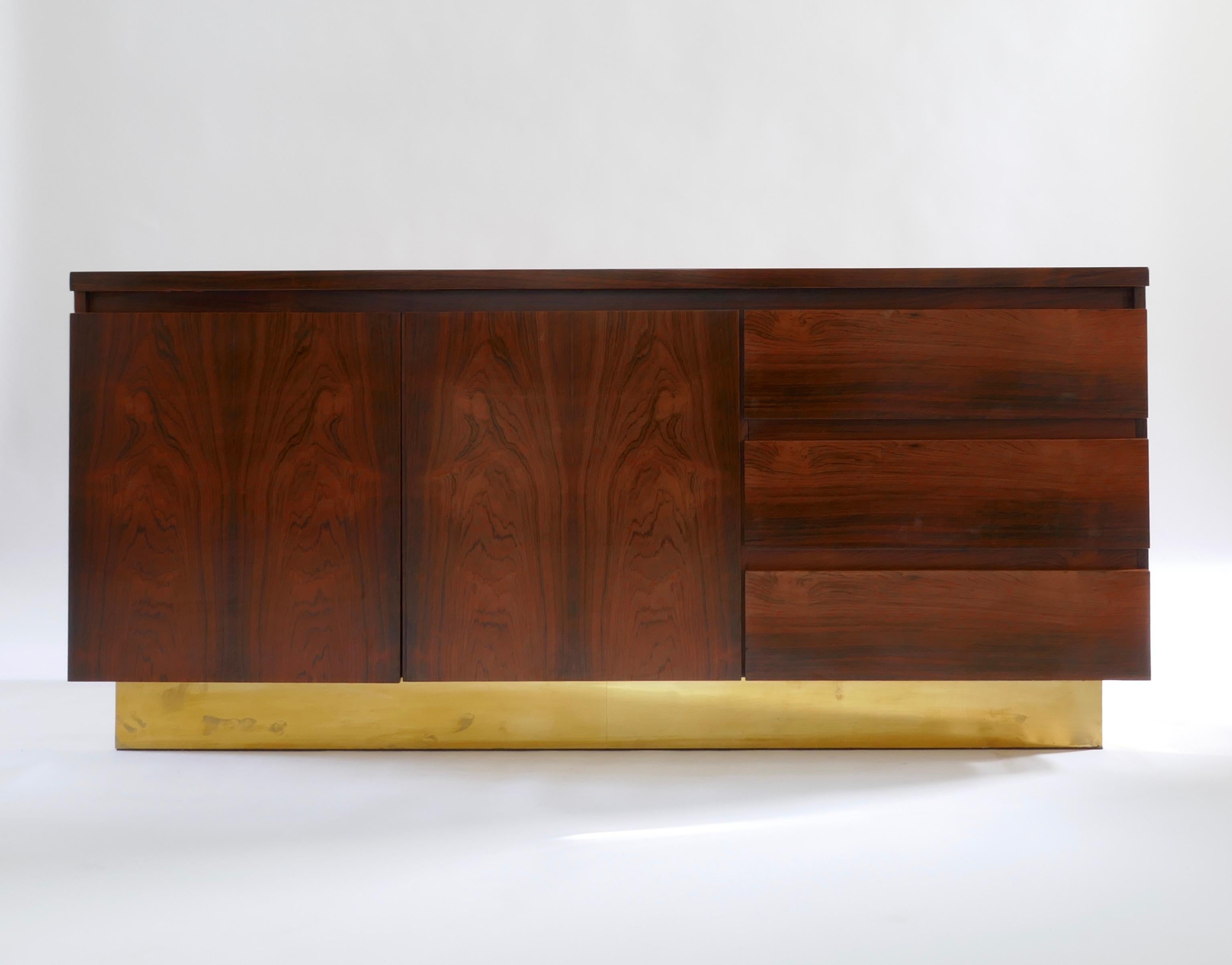 Une belle armoire linéaire en bois de Pau Ferro avec 2 portes et 3 tiroirs.
Le compartiment à 2 portes est doté d'une étagère réglable pour faciliter le rangement. Sur le côté droit, 3 tiroirs. Le meuble repose sur un socle en retrait recouvert de