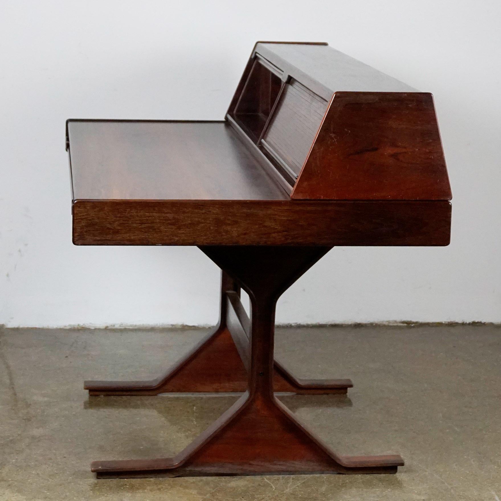 Italian Midcentury Rosewood Desk Mod. 530 by Gianfranco Frattini for Bernini In Good Condition In Vienna, AT