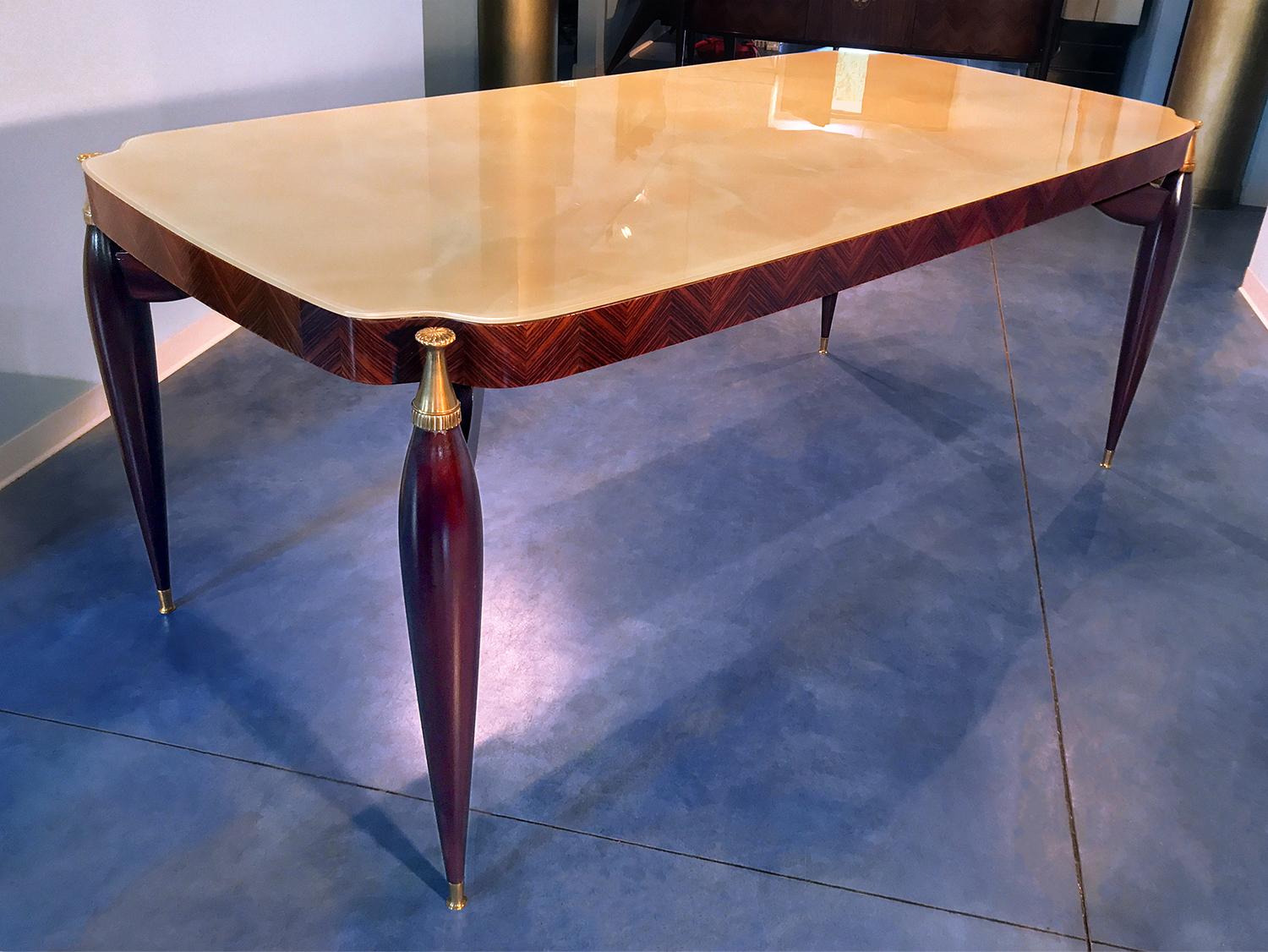 For your consideration this marvellous and so elegant dining room suite of Italian design manufactured in the 1950s.
It's composed by the dining table with six chairs (here not showed), the small sideboard and a long buffet.
All have elegant lines