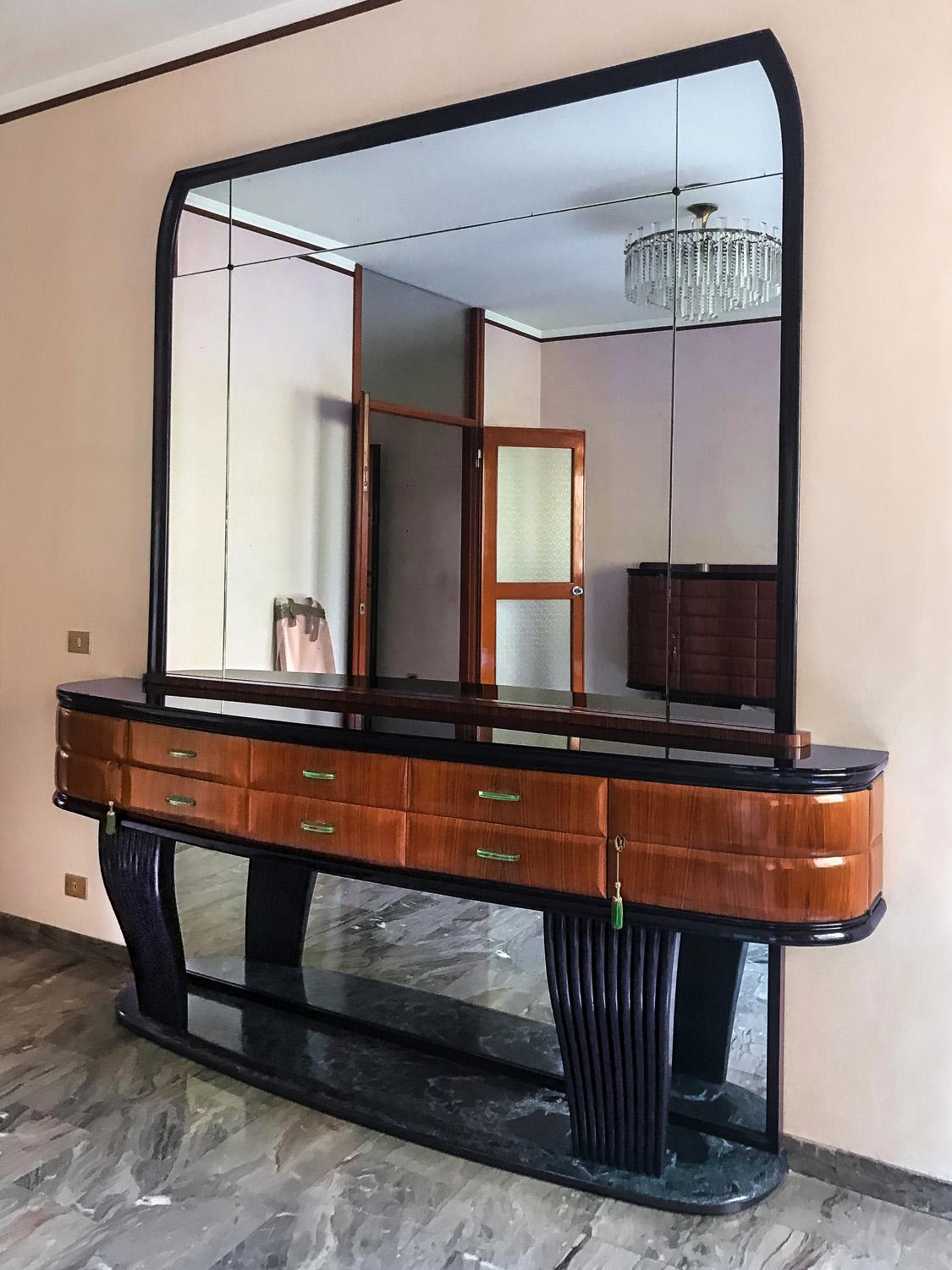 For your consideration this rare, important and so elegant Dining Room Suite, designed in Art Deco style by Vittorio Dassi in the 1950s, magnificent example of Italian ebanisterie of the period.
It's composed by the dining Table with six Chairs,