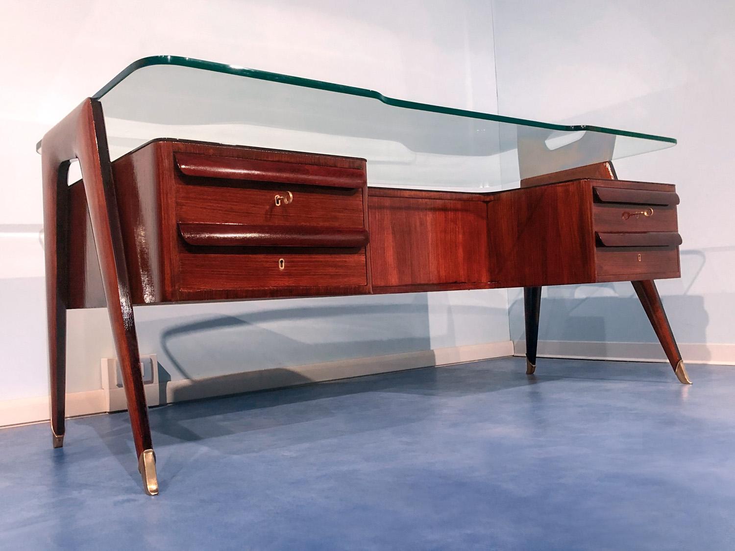 This stunning and impressive Italian executive desk is one of the masterpieces of the Italian designer Vittorio Dassi, a model type produced in Italy in the 1950s and specifically dedicated to an audience formed by professionals and senior