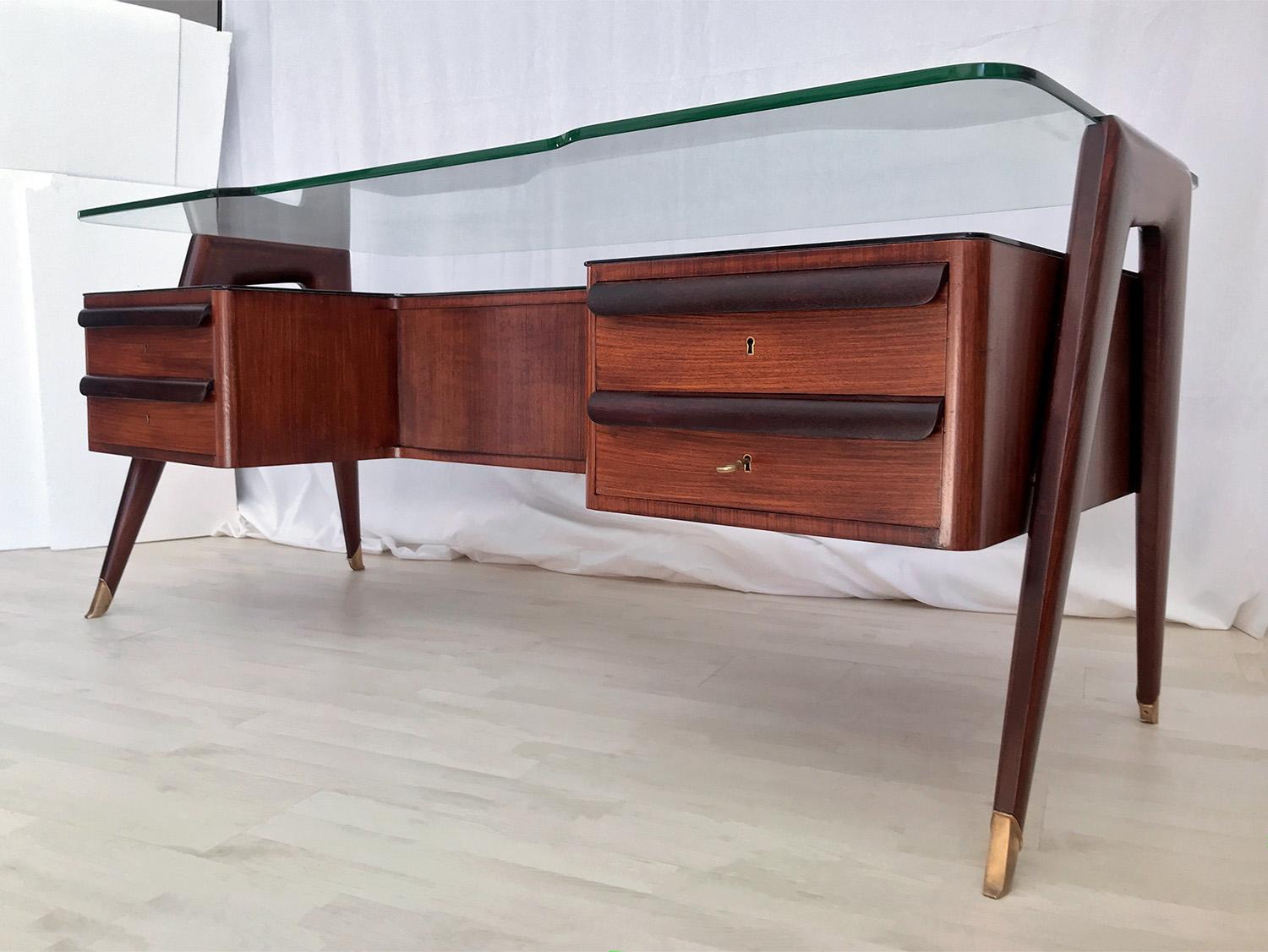 This stunning and impressive Italian executive Desk is one of the masterpieces of the Italian designer Vittorio Dassi, a model type produced in Italy in the 1950s and specifically dedicated to an audience formed by professionals and senior