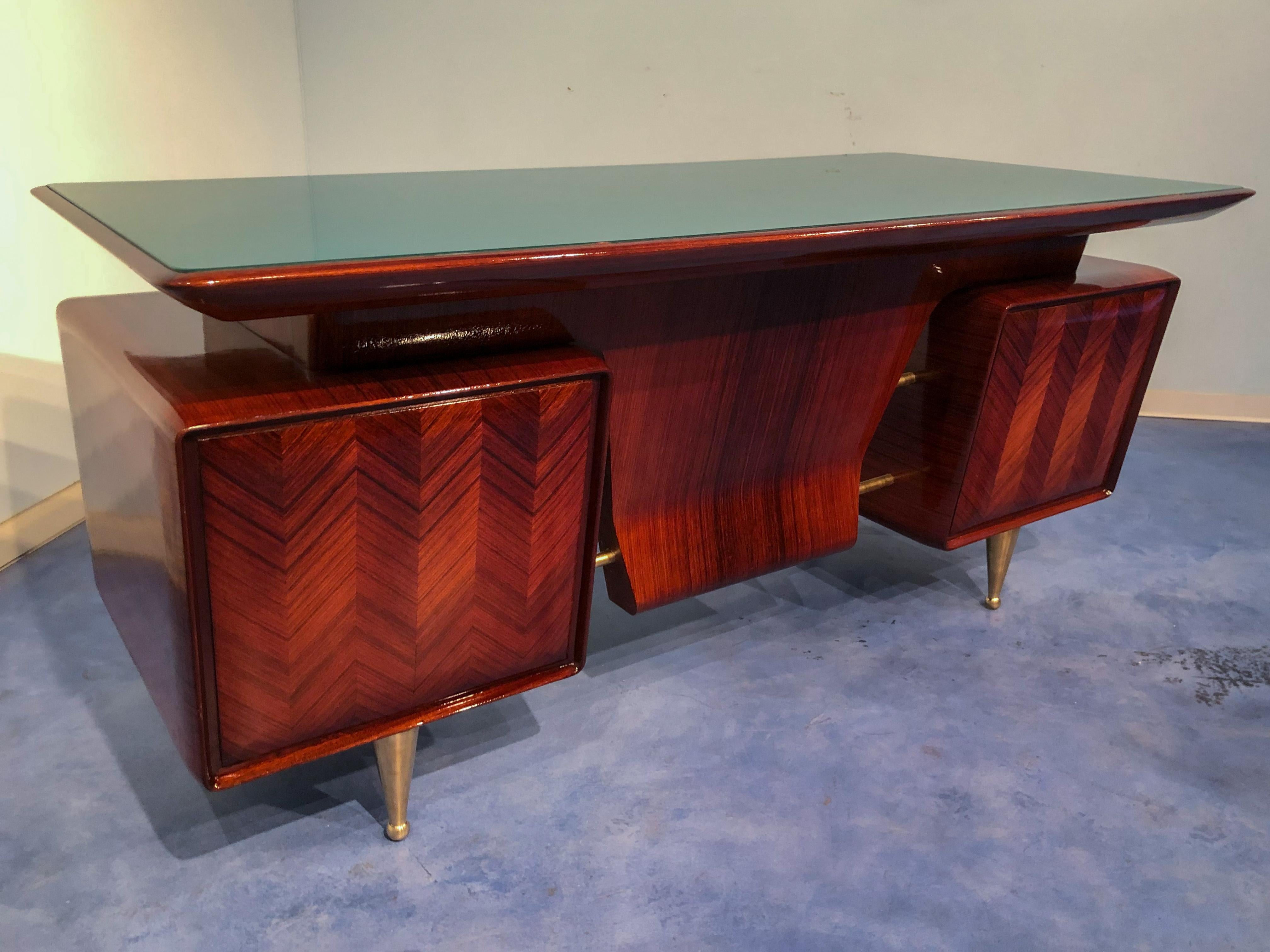 This stunning Italian executive desk is a masterpiece designed and attributed to Vittorio Dassi, a model type produced in Italy circa 1954 and specifically dedicated to an audience formed by professionals and senior managers.
Its  structure is