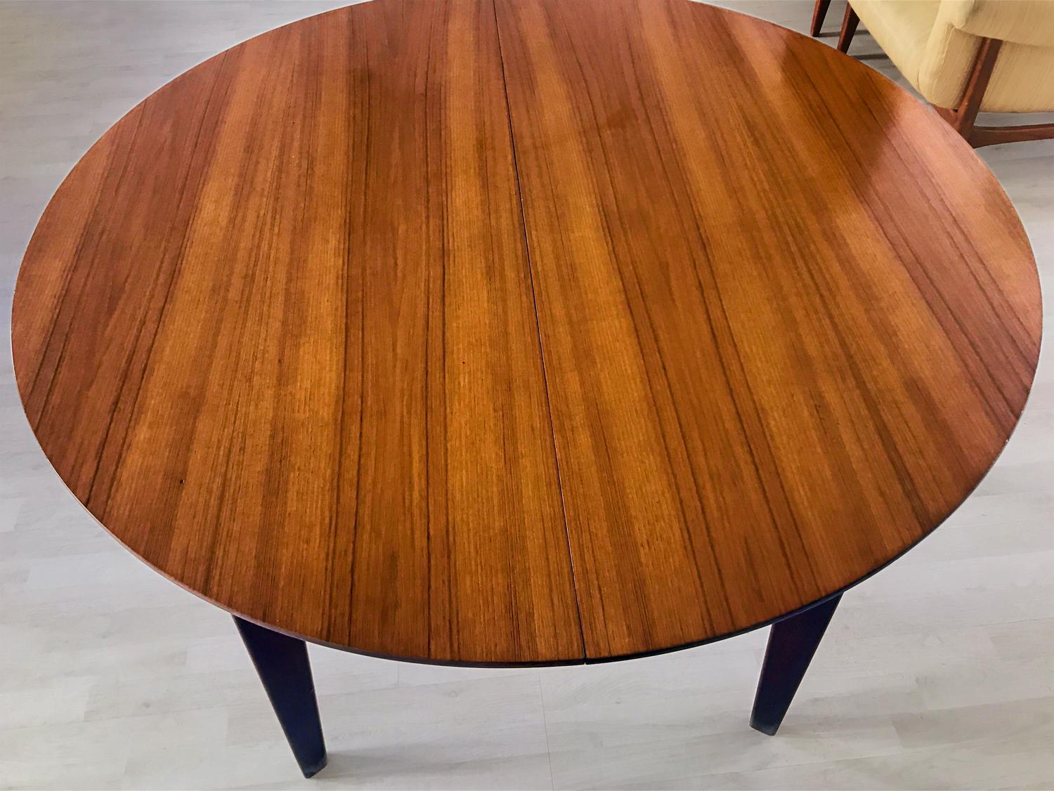 Stylish dining table, very well designed by Vittorio Dassi and produced by Dassi Mobili Moderni in the 1950s-1960s.
The round top plane is extendable, adding one or two leaves, and is supported by solidly structure in teak.
The diameter of the plane