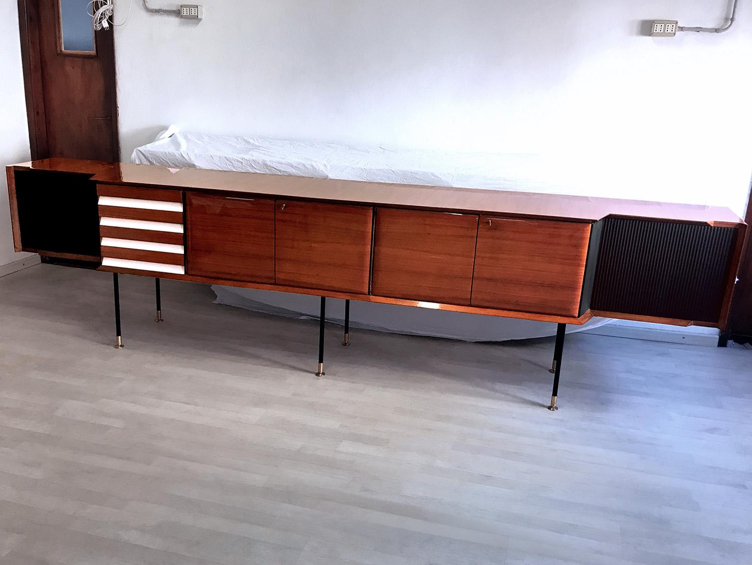 Italian Midcentury Rosewood Long Sideboard by Vittorio Dassi, 1950s In Good Condition In Traversetolo, IT