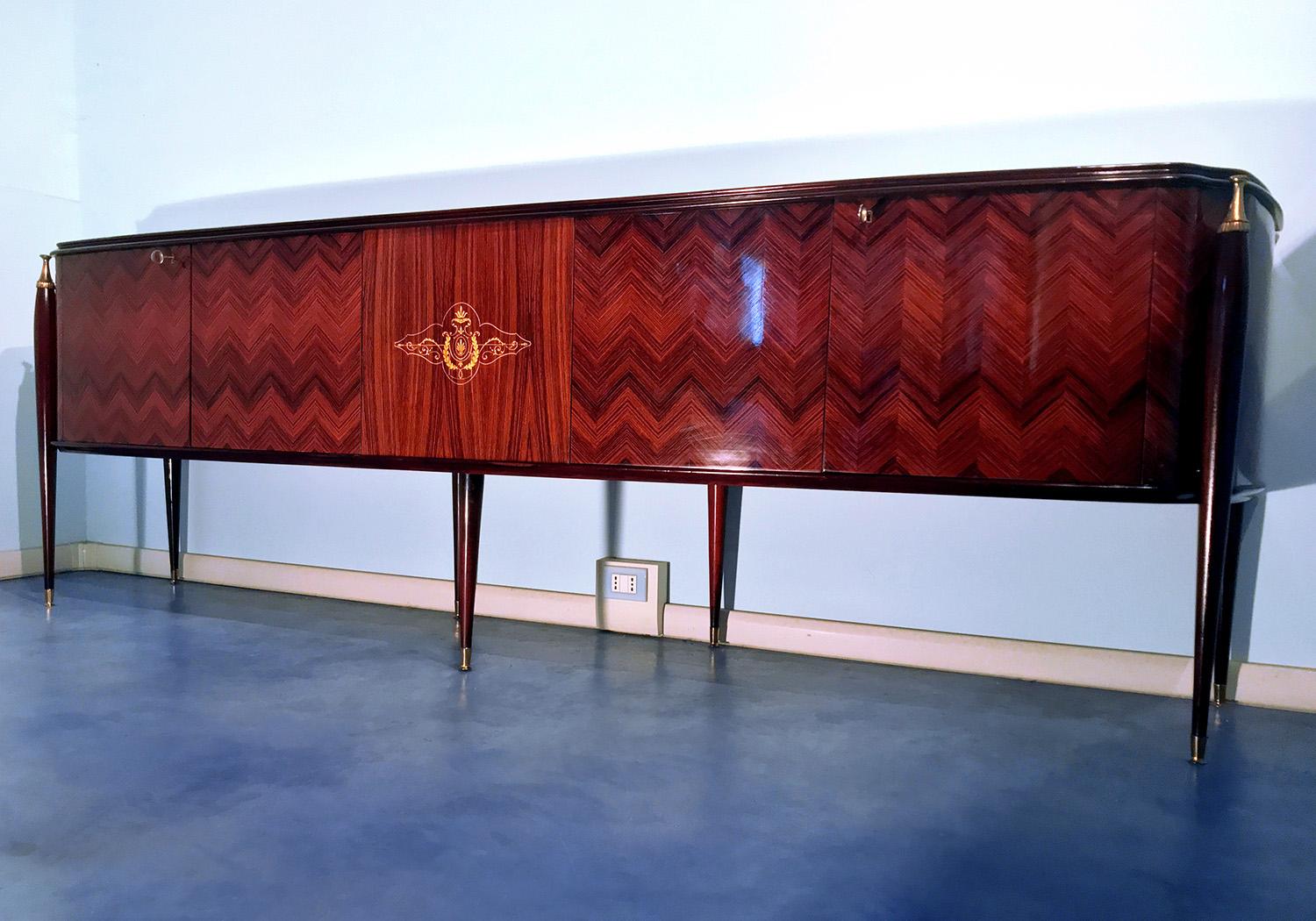 Italienisches Palisander-Sideboard oder -Buffet im Stil von Paolo Buffa aus der Mitte des Jahrhunderts:: 1950er Jahre 4