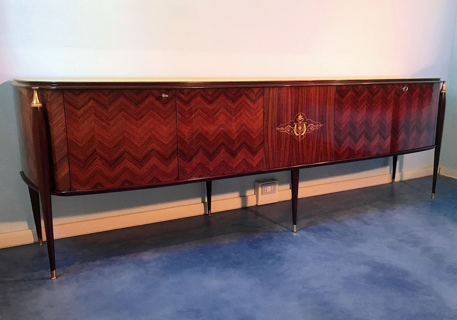 Italienisches Palisander-Sideboard oder -Buffet im Stil von Paolo Buffa aus der Mitte des Jahrhunderts:: 1950er Jahre (Mitte des 20. Jahrhunderts)