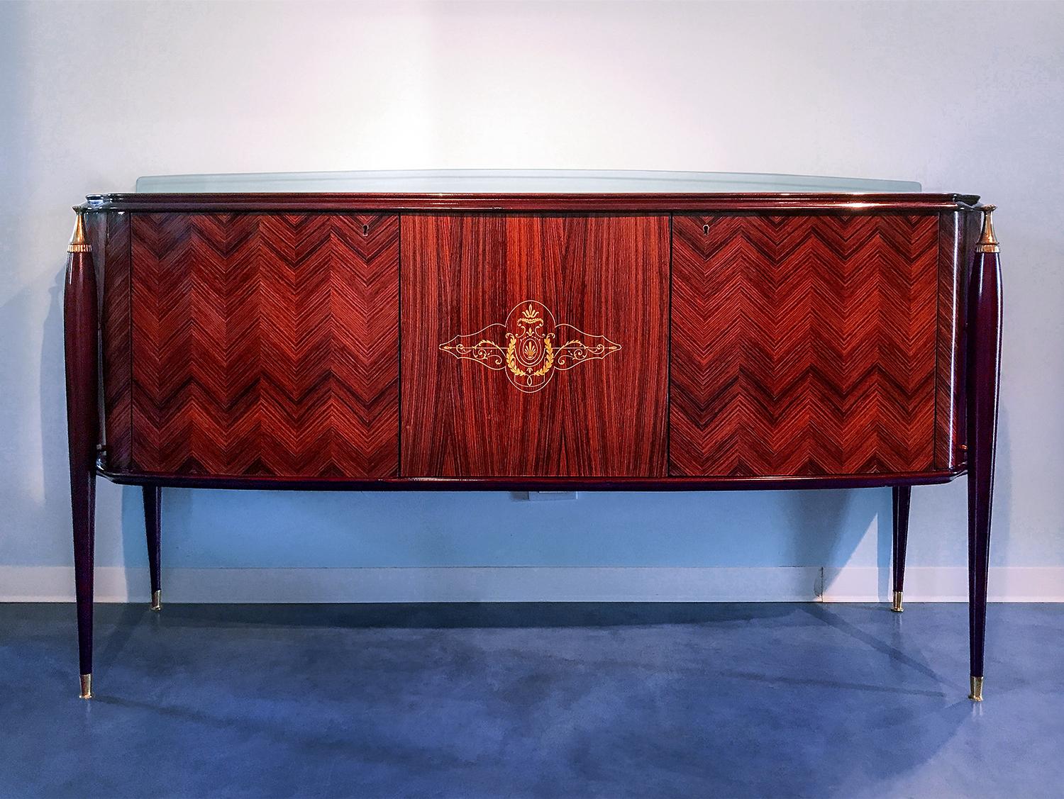 Stunning small Sideboard, very rare and attributable to the design of Paolo Buffa in the 1950s.
It has a unique design, very stylish and charming, characterized by structure with tapered legs finished with fine brass details.
Internally it offers