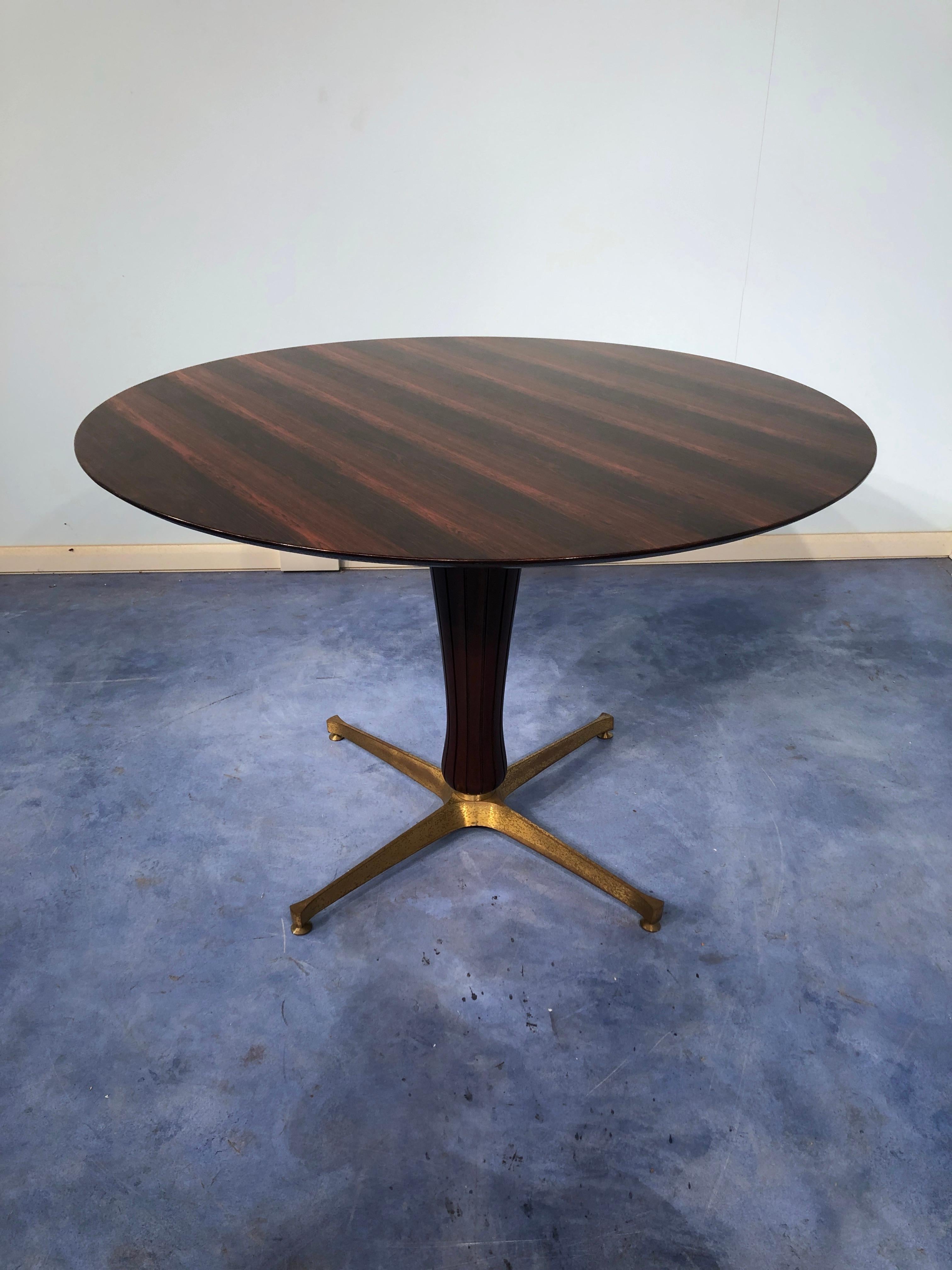 Cette table italienne en teck du milieu du siècle, attribuée à Paolo Buffa 1950, est un exemple du pur design italien de l'époque.
Le plateau rond est entièrement en bois de rose, dont la couleur et la texture sont spectaculaires. Le pied central en