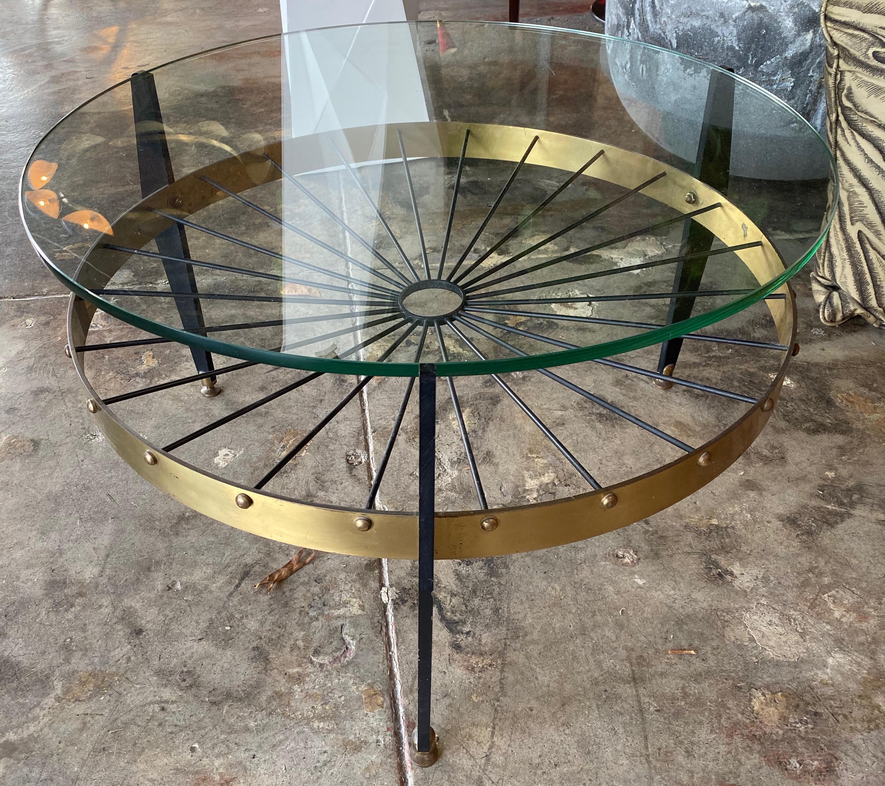 Mid-Century Modern round glass and brass coffee table. 1960s
Excellent vintage condition.