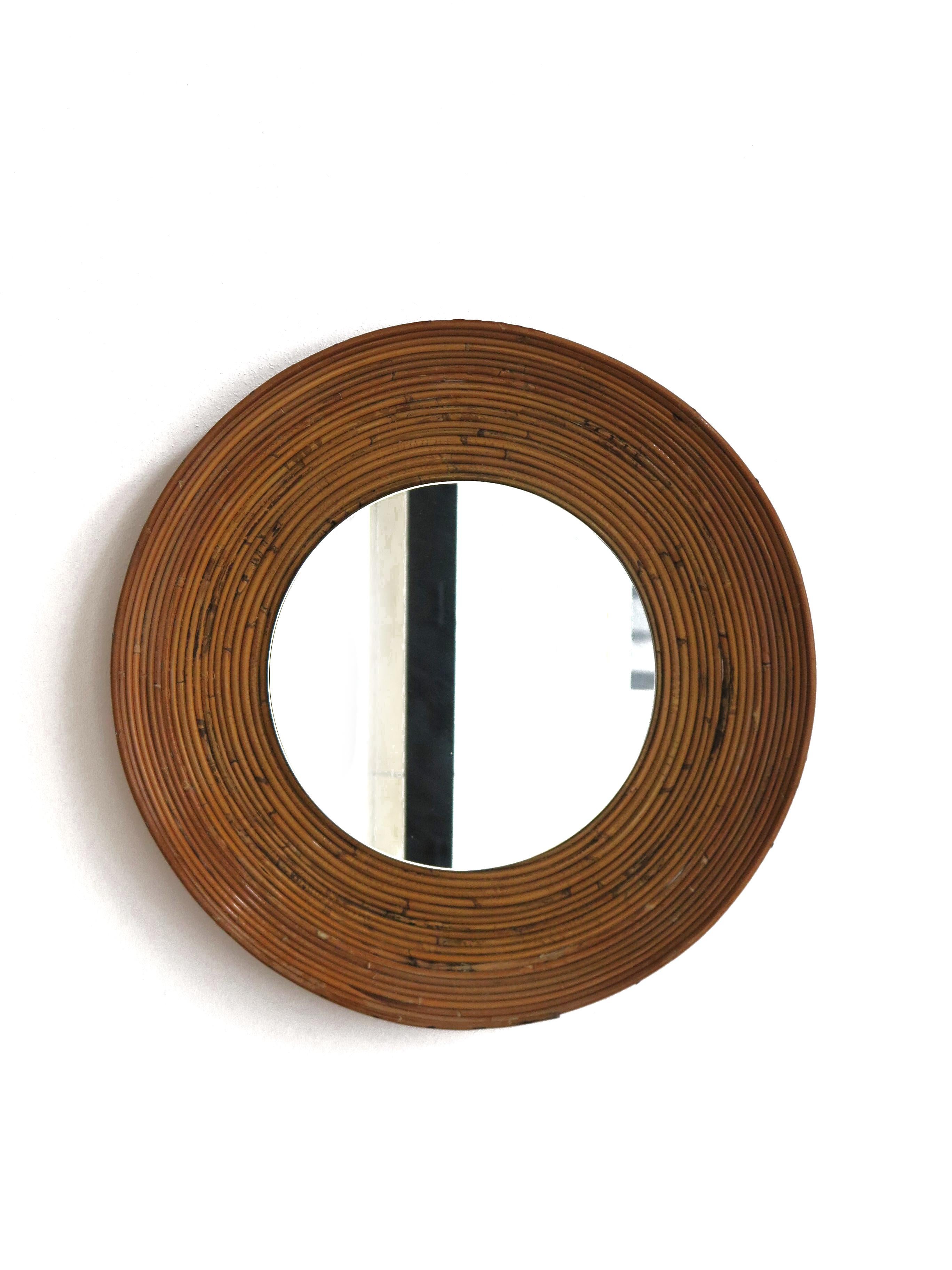 Mid-Century Moderrn design italian round wall mirror with rattan bamboo frame, Italy 1960s.

Please note that the lamp is original of the period and this shows normal signs of age and use.