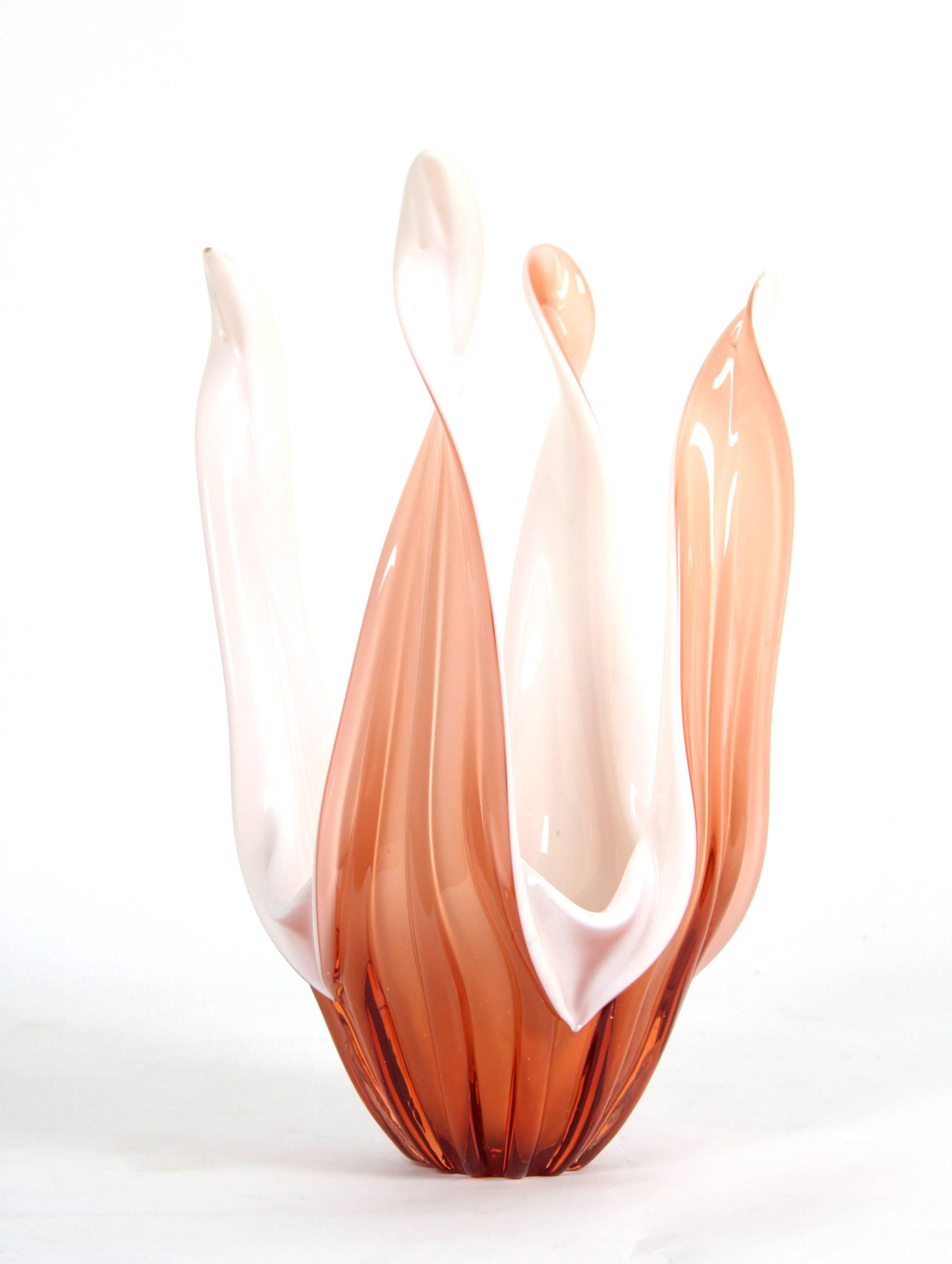Murano Centerpiece Vase in Peach and Opal White Glass, 1960s In Good Condition For Sale In Barcelona, ES