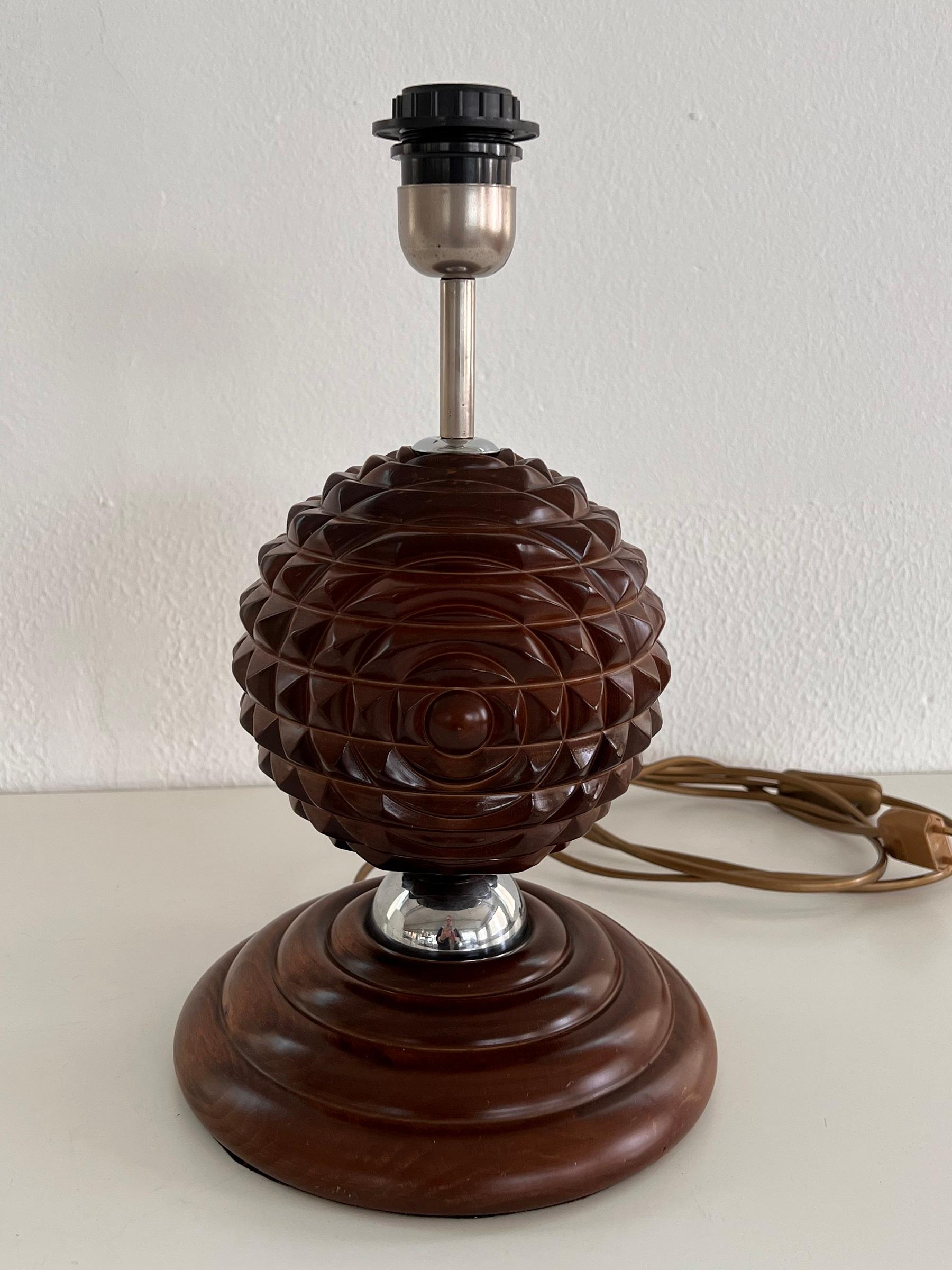 Lampe de table sculpturale italienne du milieu du siècle en bois de noyer, années 1960 en vente 4