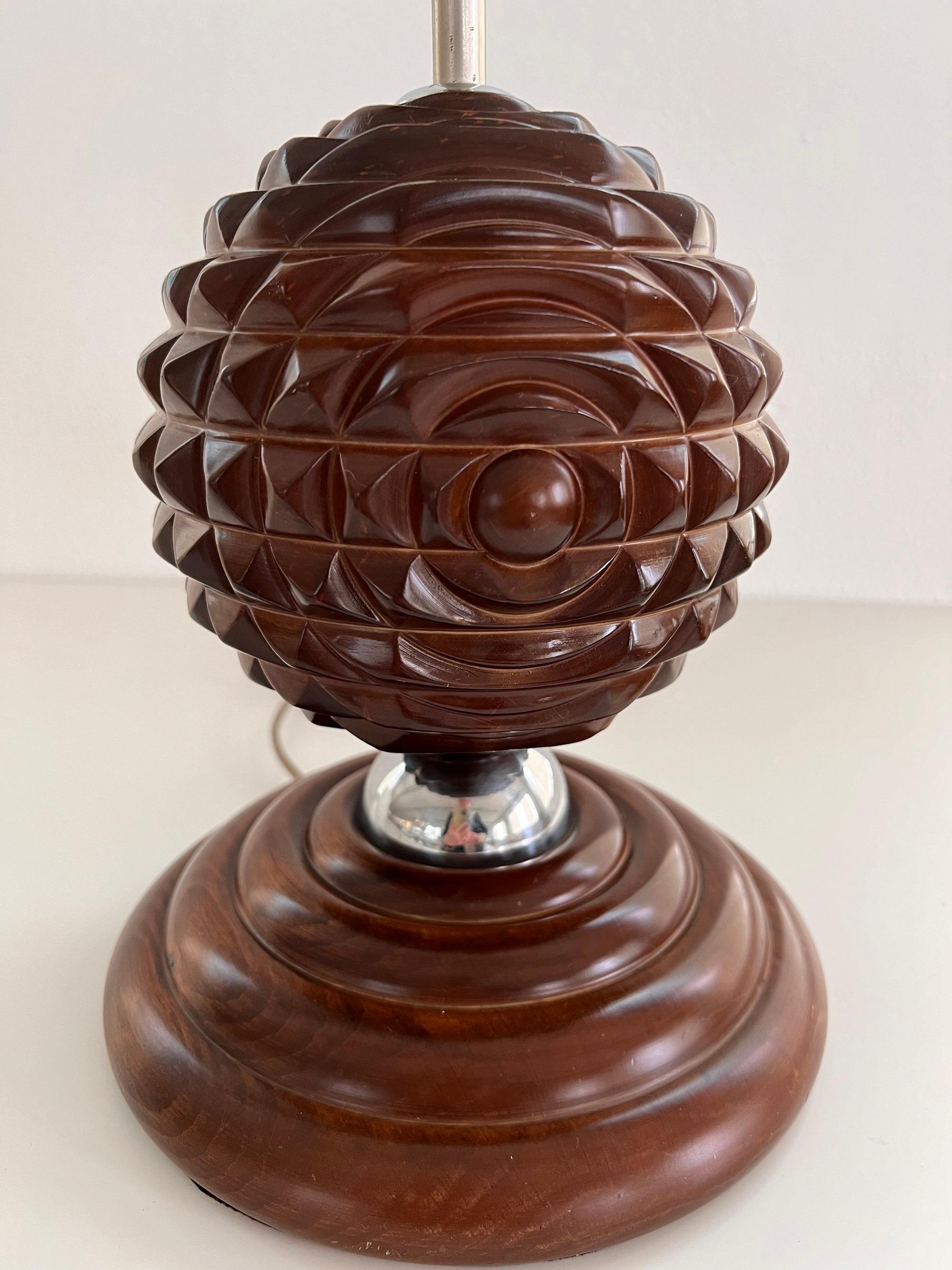 Lampe de table sculpturale italienne du milieu du siècle en bois de noyer, années 1960 en vente 5
