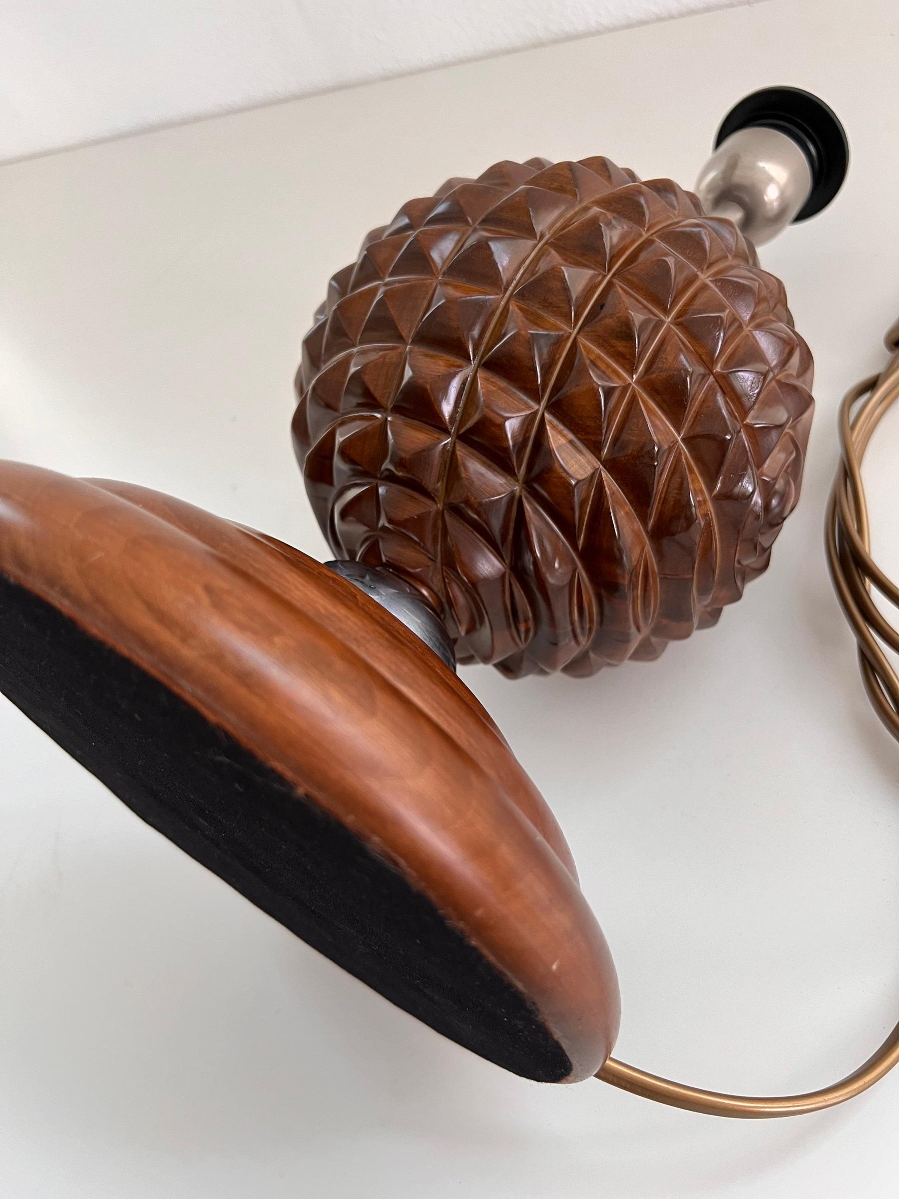 Lampe de table sculpturale italienne du milieu du siècle en bois de noyer, années 1960 en vente 6