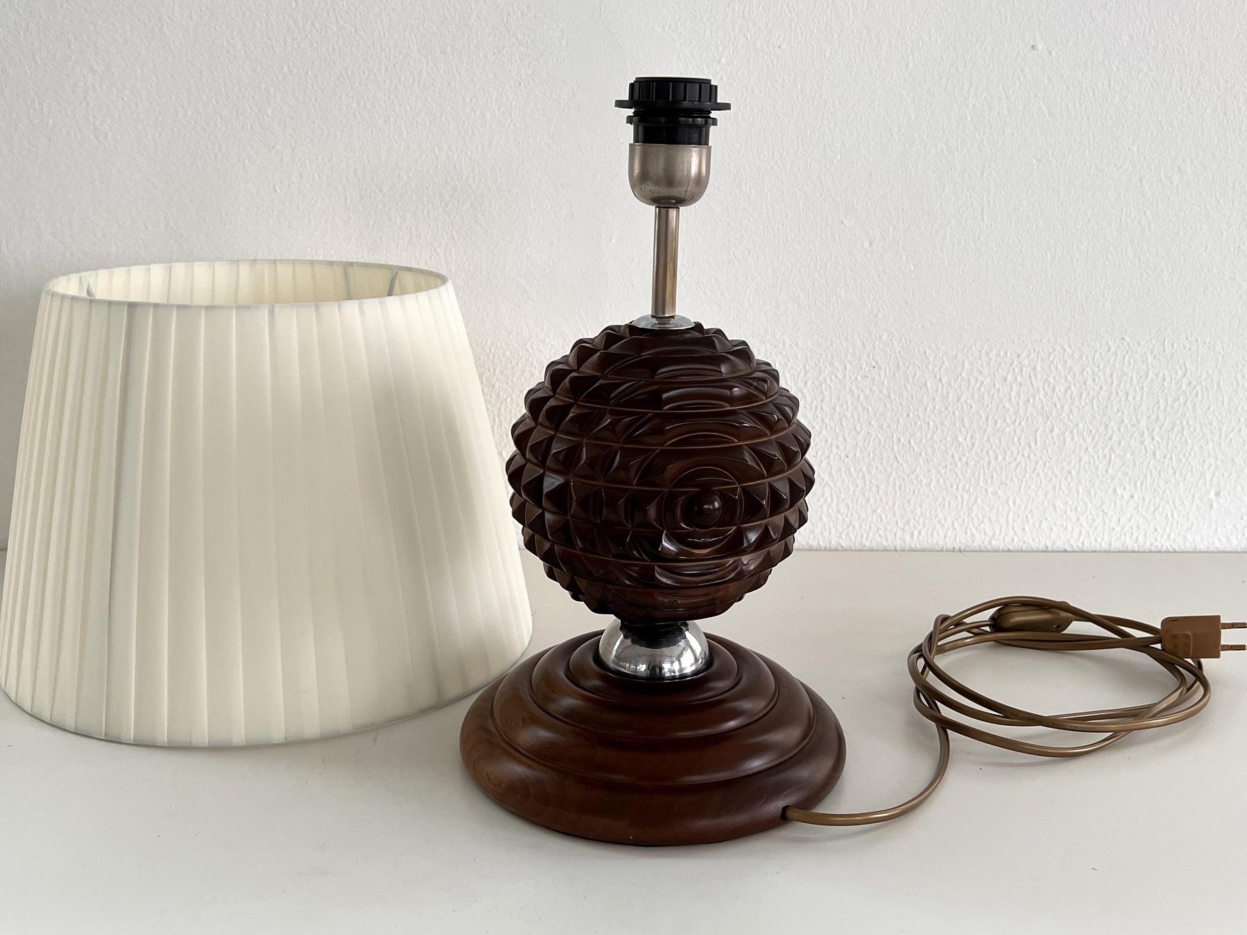 Lampe de table sculpturale italienne du milieu du siècle en bois de noyer, années 1960 en vente 8