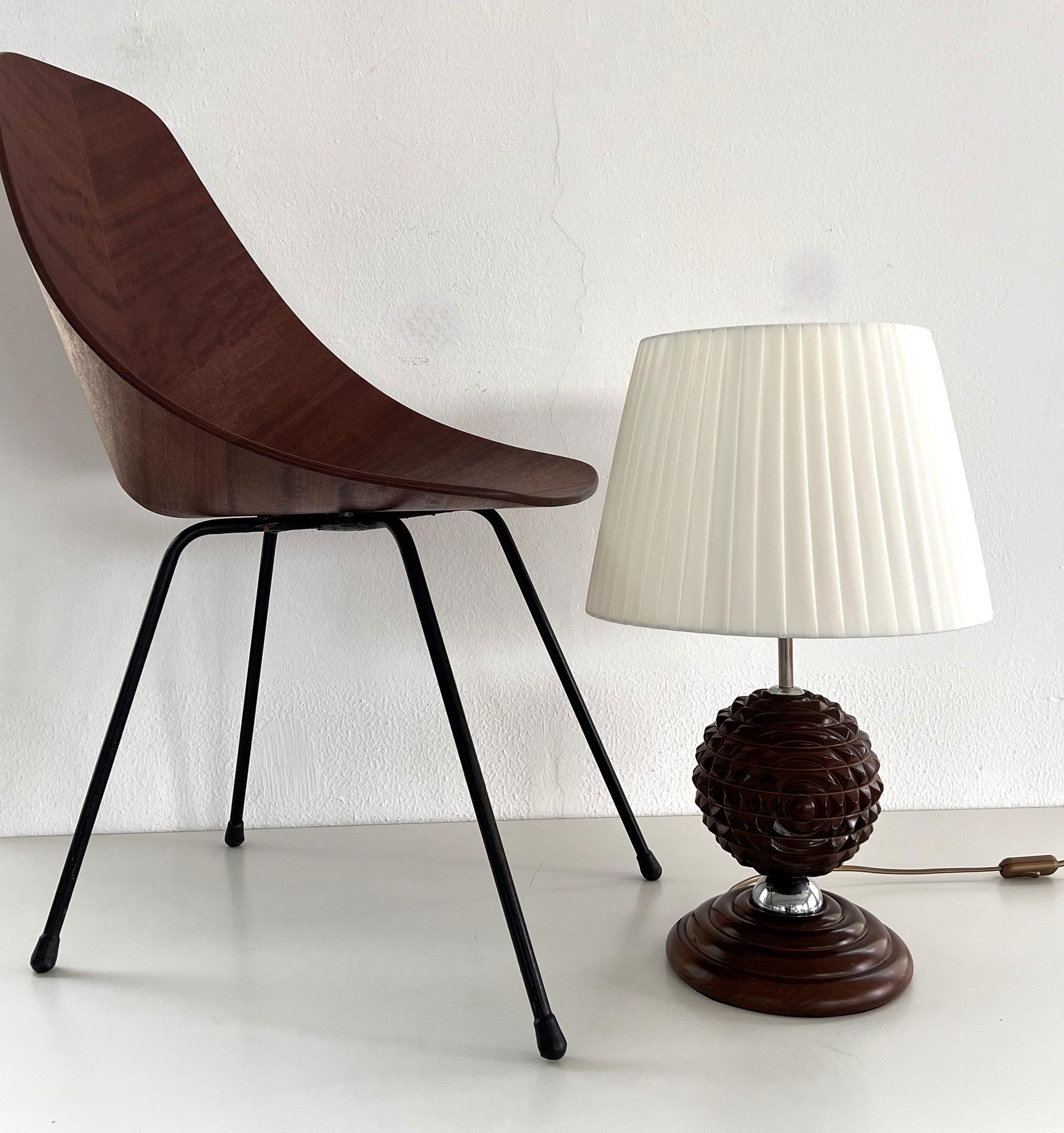 Belle lampe de table sculpturale en bois de noyer avec un abat-jour neuf. 
Production italienne des années 60-70.
Le pied de lampe rond en noyer a été tourné par un maître artisan et est en parfait état, sans défaut.
La lampe est câblée à l'origine