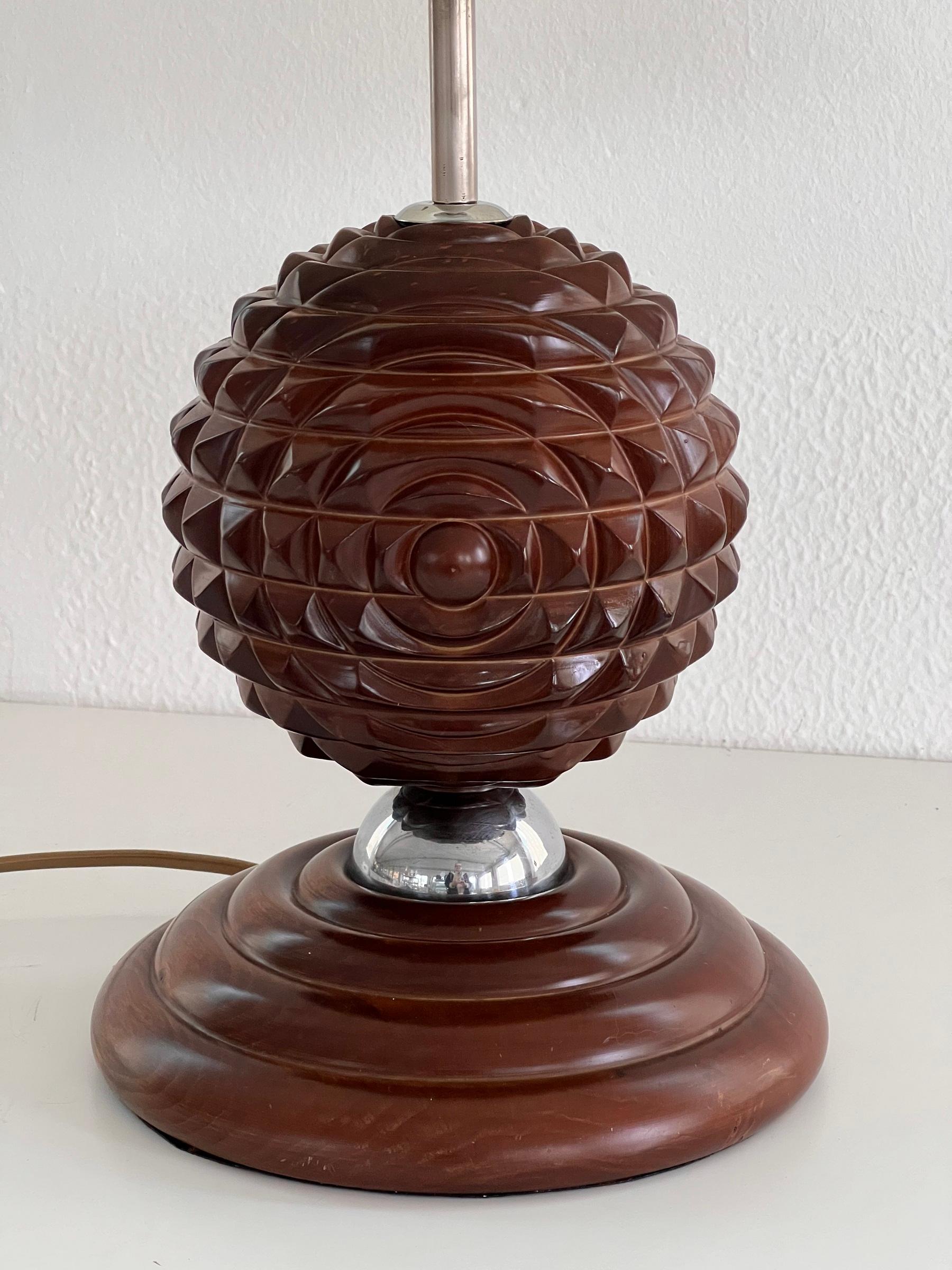 Mid-Century Modern Lampe de table sculpturale italienne du milieu du siècle en bois de noyer, années 1960 en vente