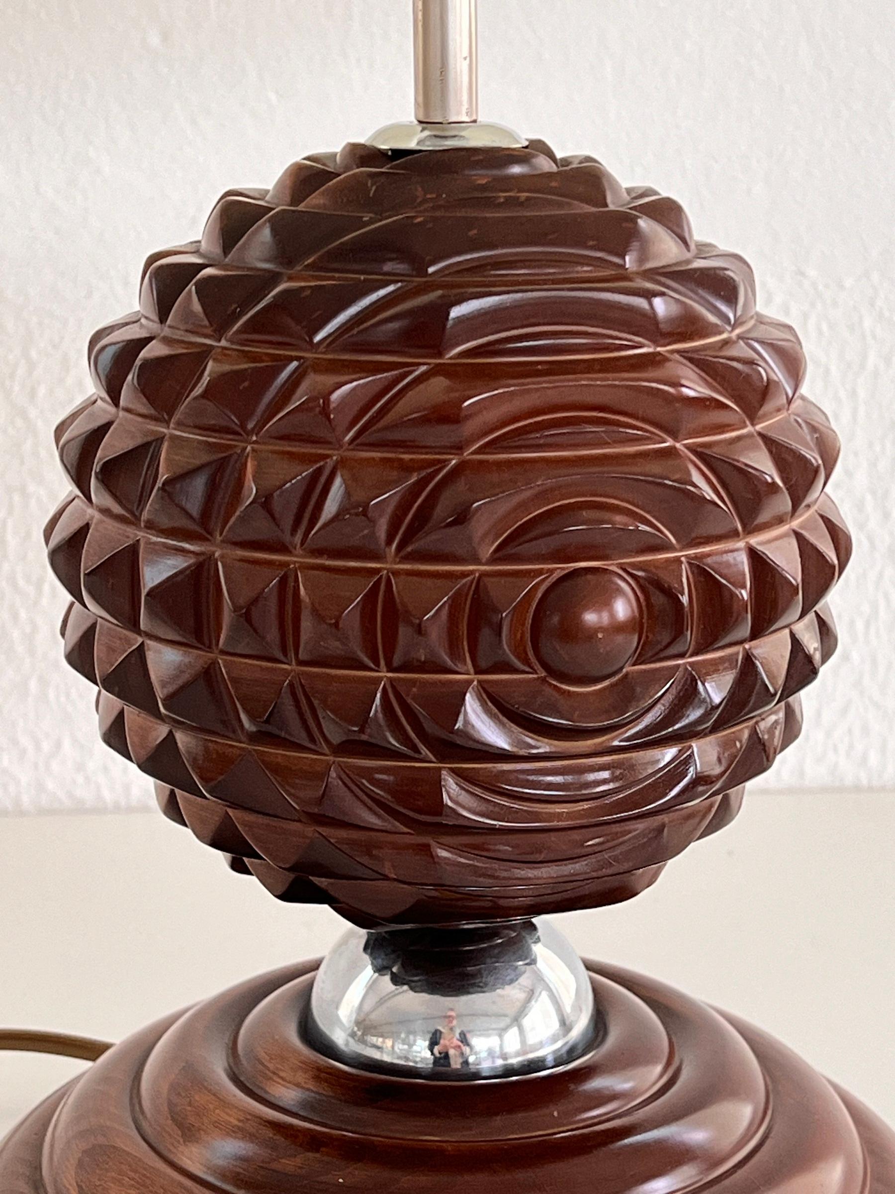Lampe de table sculpturale italienne du milieu du siècle en bois de noyer, années 1960 Bon état - En vente à Morazzone, Varese