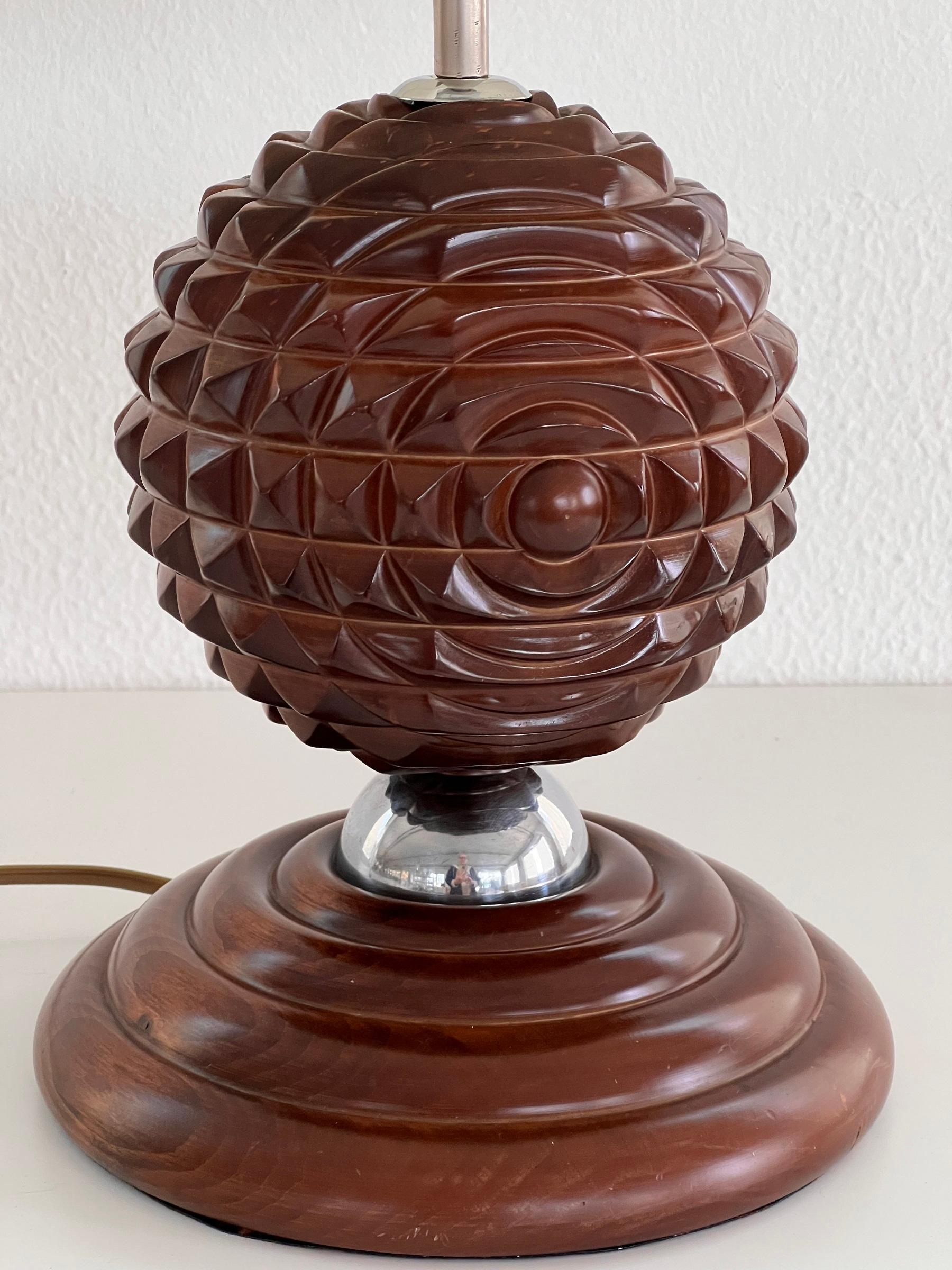 Milieu du XXe siècle Lampe de table sculpturale italienne du milieu du siècle en bois de noyer, années 1960 en vente