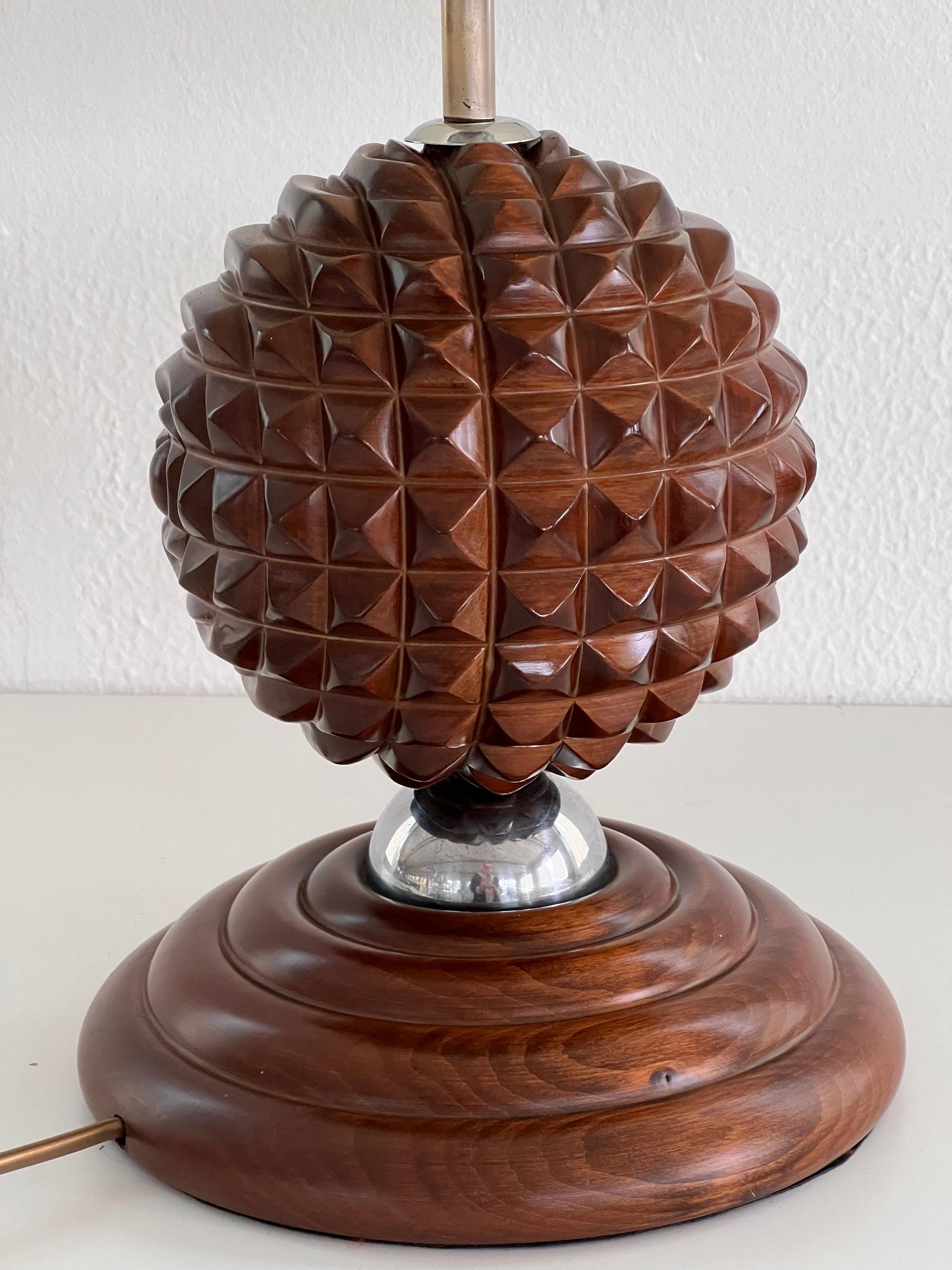 Tissu Lampe de table sculpturale italienne du milieu du siècle en bois de noyer, années 1960 en vente