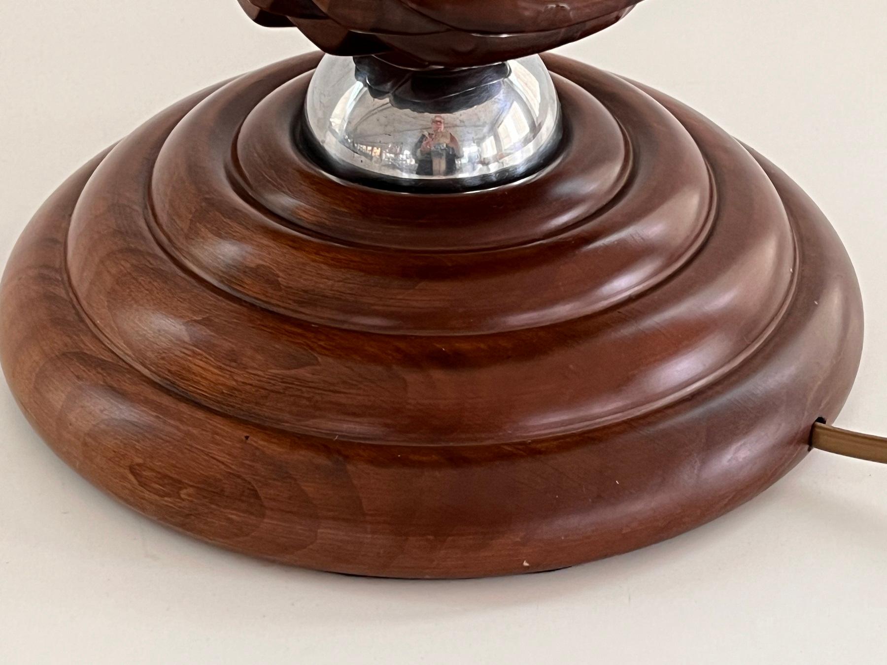 Lampe de table sculpturale italienne du milieu du siècle en bois de noyer, années 1960 en vente 1