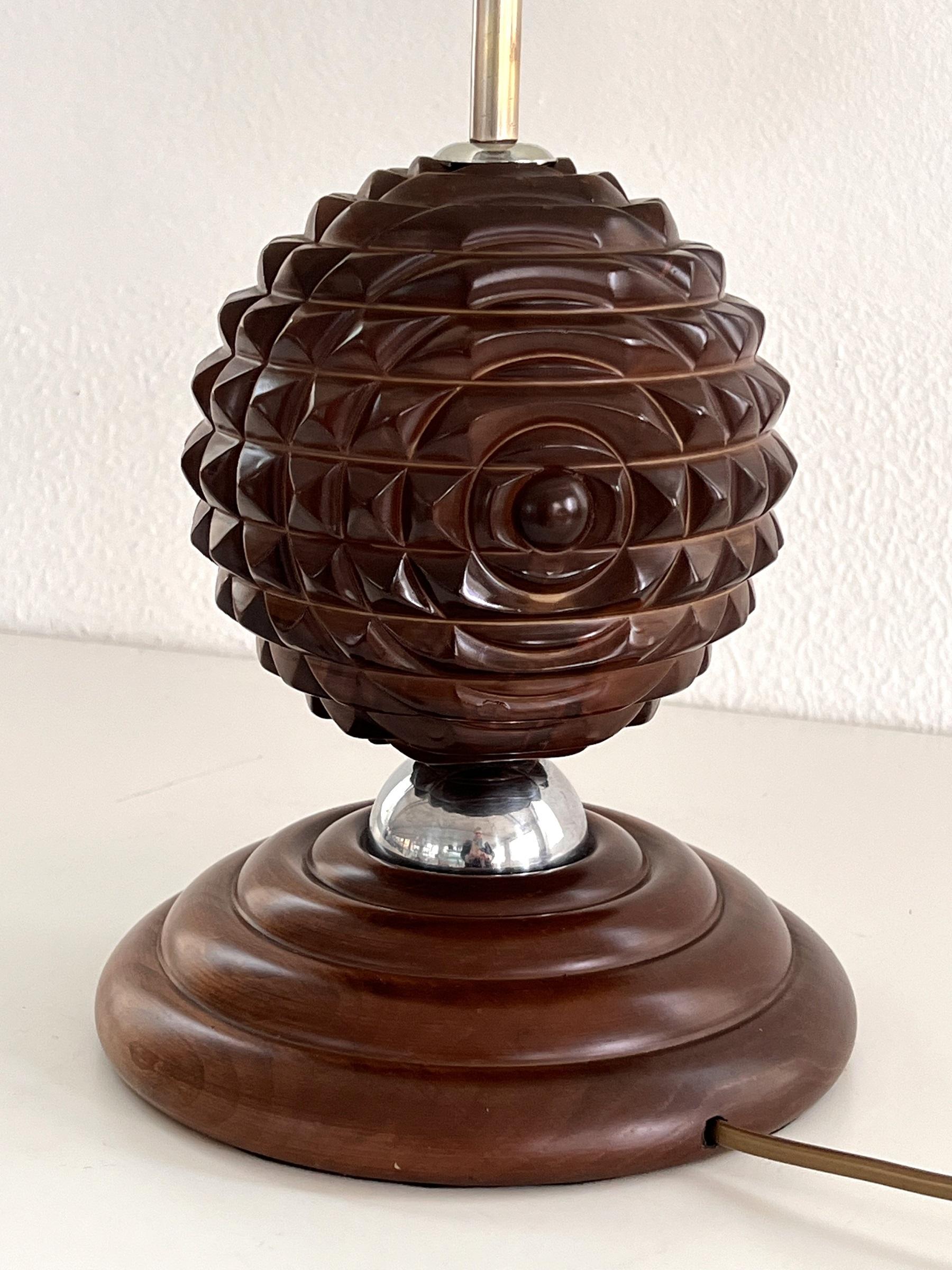 Lampe de table sculpturale italienne du milieu du siècle en bois de noyer, années 1960 en vente 3