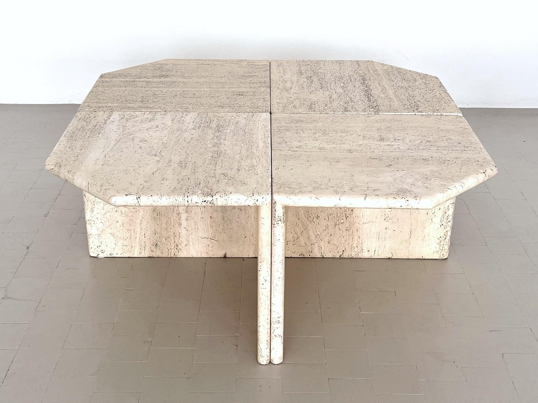Importante et belle table basse sectionnelle vintage réalisée en Italie en épais marbre travertin italien au cours des années 1970.
La table complète se compose de quatre parties égales qui, réunies, forment une table basse sectionnelle d'une